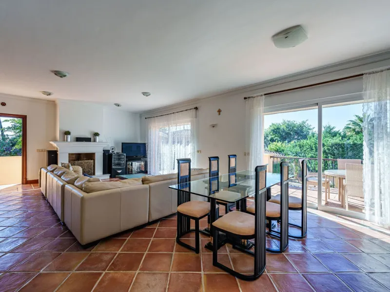 Spacious, flat plot with direct access to the sea (private gate), quiet, green area. On a plot of 2 residential 2-storey houses (the main house is 6 bedrooms, a large apartment for the servants, a garage for 2 cars, a kitchen, a dining room, a hall, 2 ter