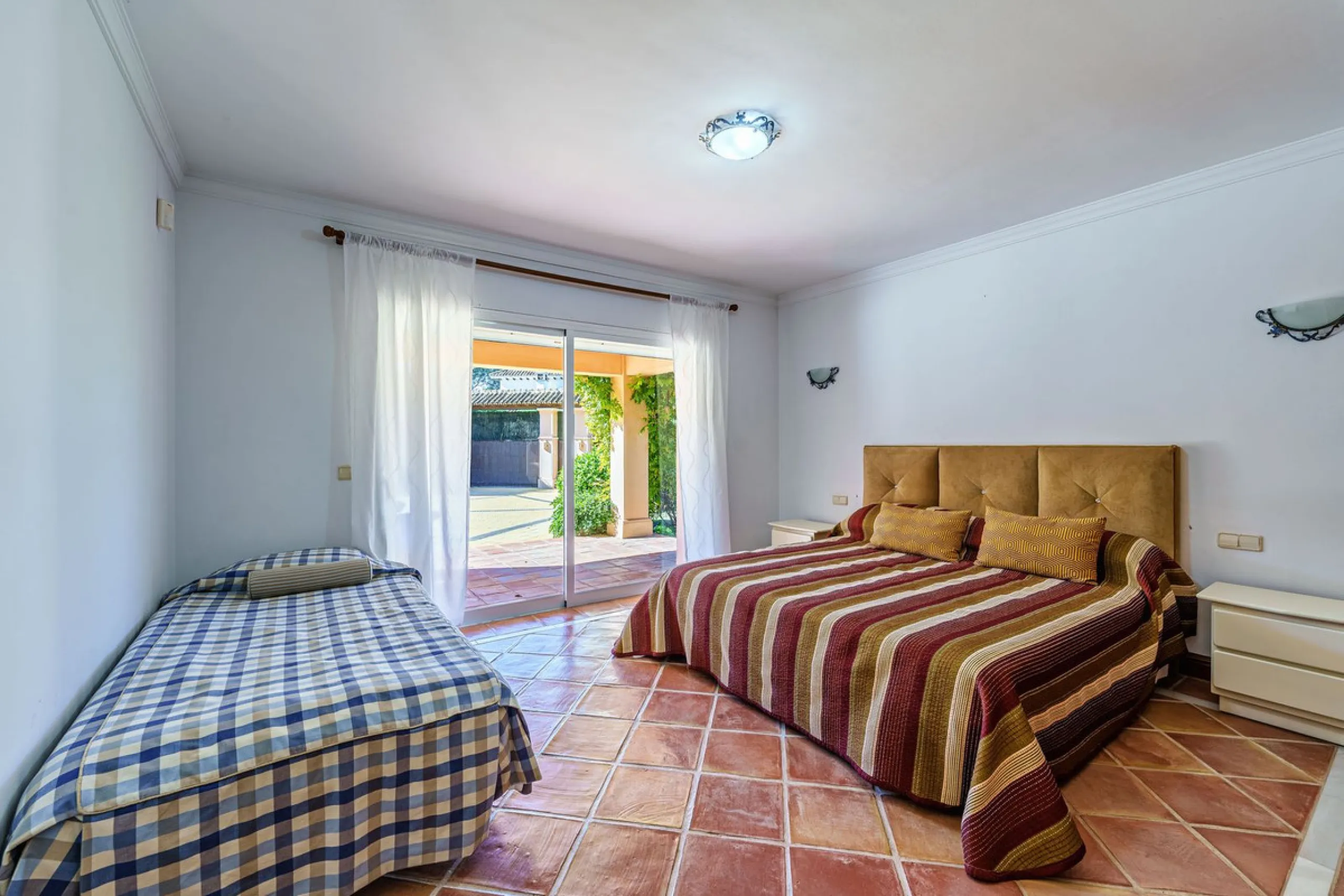 Spacious, flat plot with direct access to the sea (private gate), quiet, green area. On a plot of 2 residential 2-storey houses (the main house is 6 bedrooms, a large apartment for the servants, a garage for 2 cars, a kitchen, a dining room, a hall, 2 ter