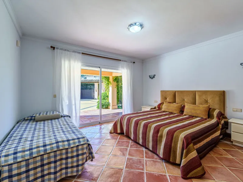 Spacious, flat plot with direct access to the sea (private gate), quiet, green area. On a plot of 2 residential 2-storey houses (the main house is 6 bedrooms, a large apartment for the servants, a garage for 2 cars, a kitchen, a dining room, a hall, 2 ter