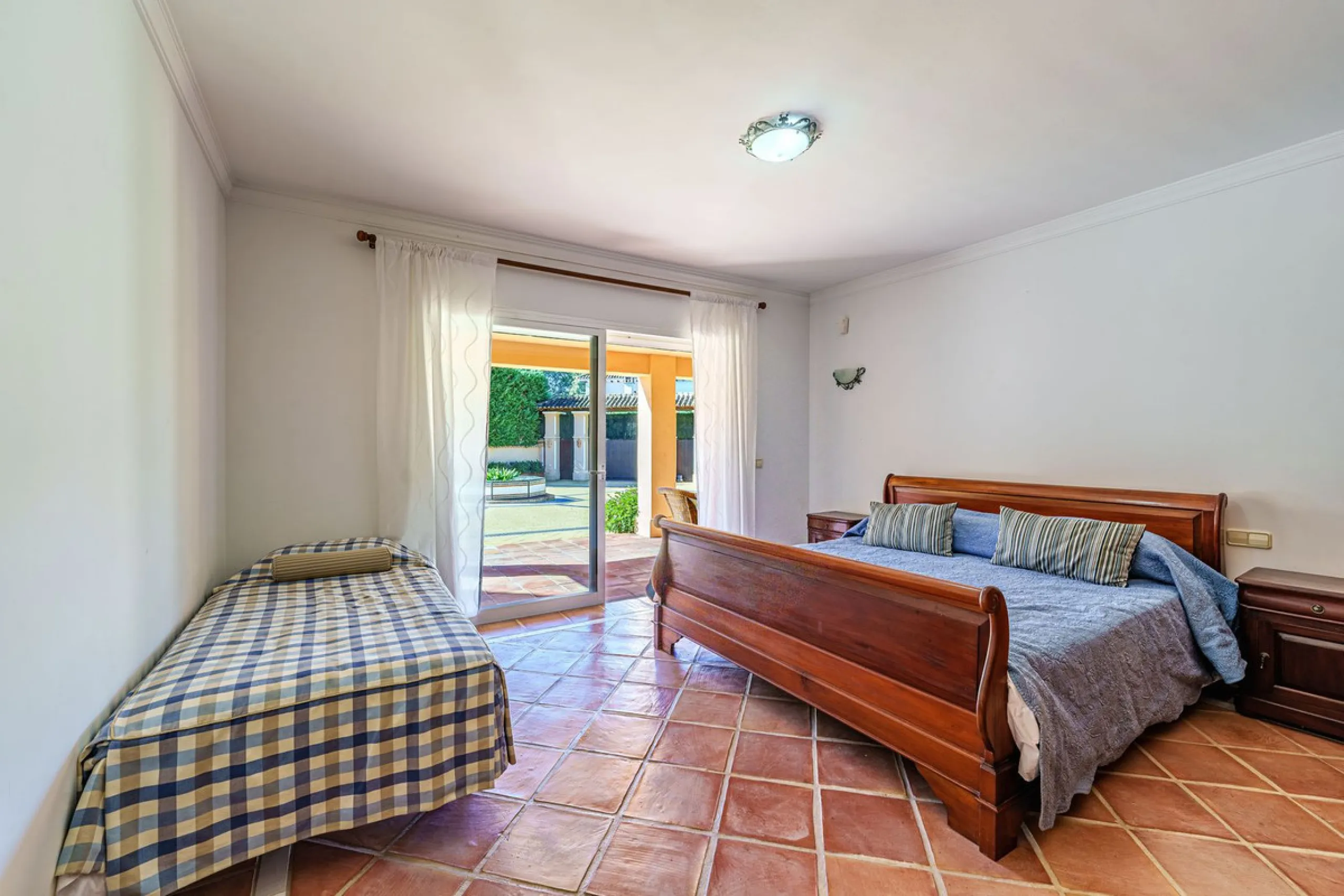 Spacious, flat plot with direct access to the sea (private gate), quiet, green area. On a plot of 2 residential 2-storey houses (the main house is 6 bedrooms, a large apartment for the servants, a garage for 2 cars, a kitchen, a dining room, a hall, 2 ter
