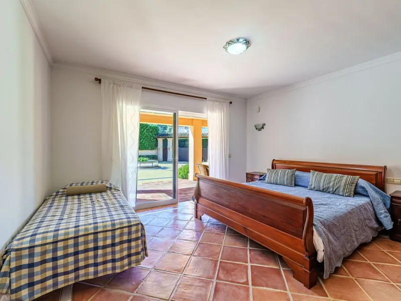 Spacious, flat plot with direct access to the sea (private gate), quiet, green area. On a plot of 2 residential 2-storey houses (the main house is 6 bedrooms, a large apartment for the servants, a garage for 2 cars, a kitchen, a dining room, a hall, 2 ter