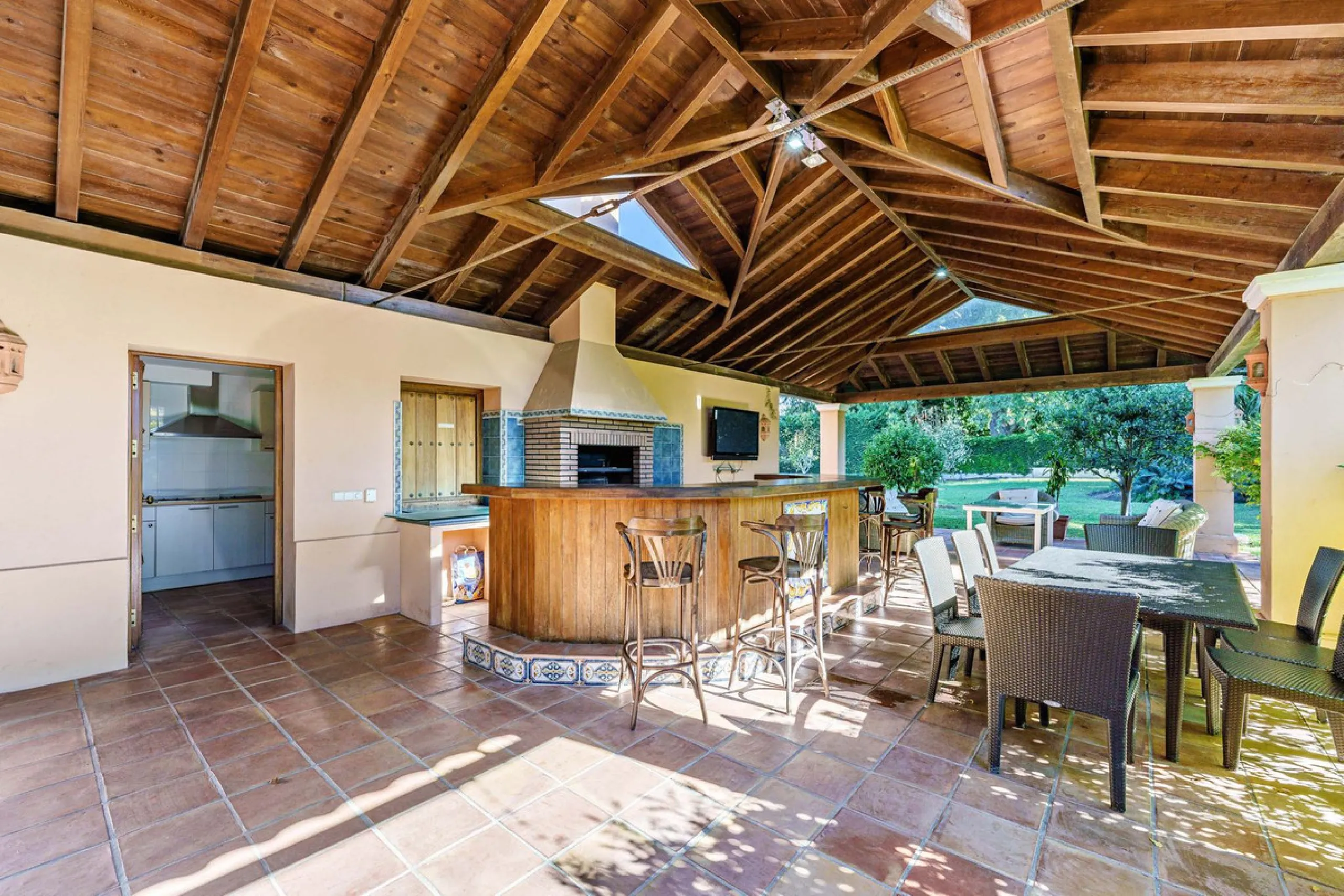 Spacious, flat plot with direct access to the sea (private gate), quiet, green area. On a plot of 2 residential 2-storey houses (the main house is 6 bedrooms, a large apartment for the servants, a garage for 2 cars, a kitchen, a dining room, a hall, 2 ter