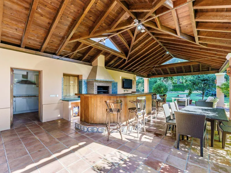Spacious, flat plot with direct access to the sea (private gate), quiet, green area. On a plot of 2 residential 2-storey houses (the main house is 6 bedrooms, a large apartment for the servants, a garage for 2 cars, a kitchen, a dining room, a hall, 2 ter