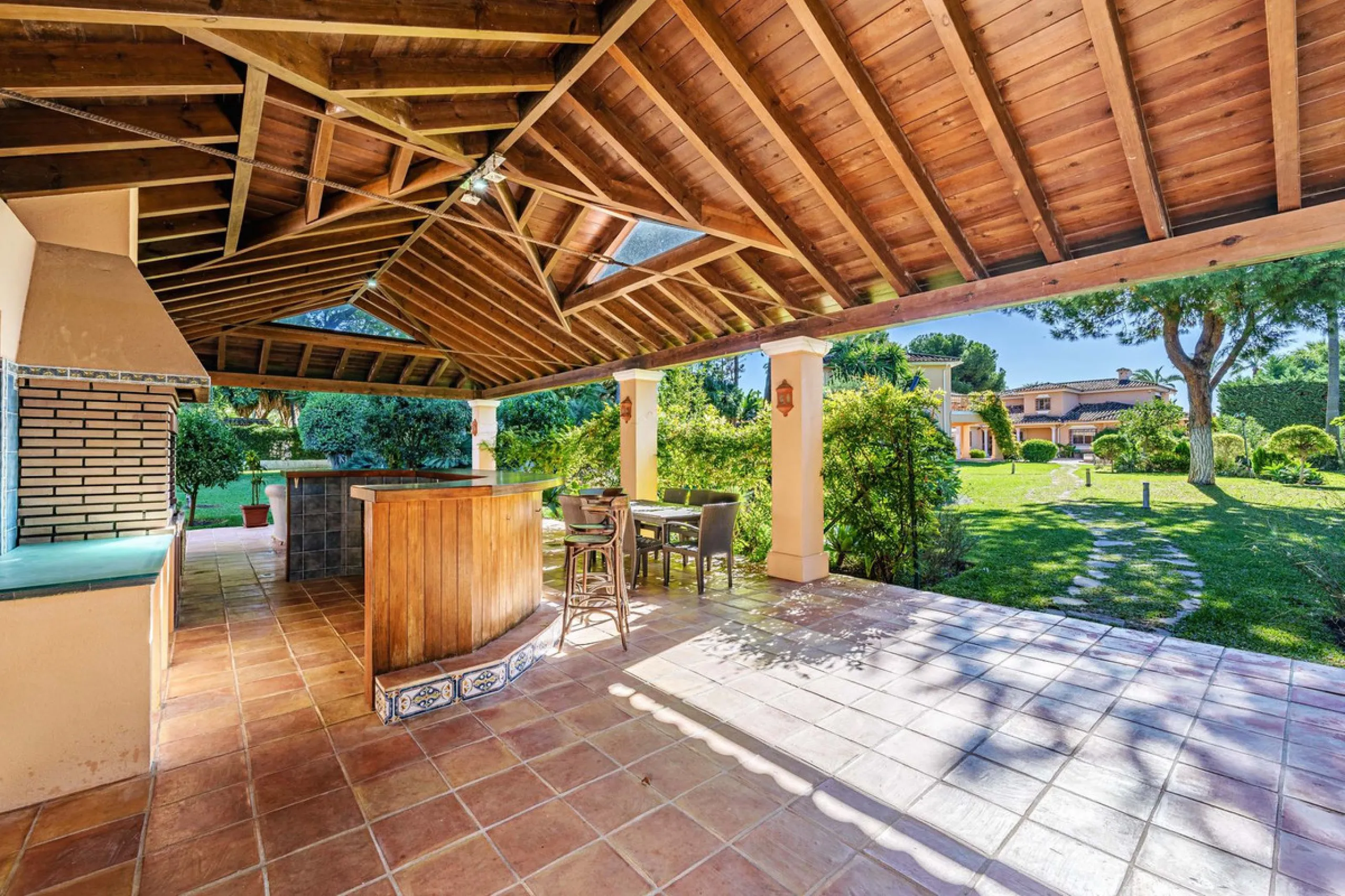Spacious, flat plot with direct access to the sea (private gate), quiet, green area. On a plot of 2 residential 2-storey houses (the main house is 6 bedrooms, a large apartment for the servants, a garage for 2 cars, a kitchen, a dining room, a hall, 2 ter