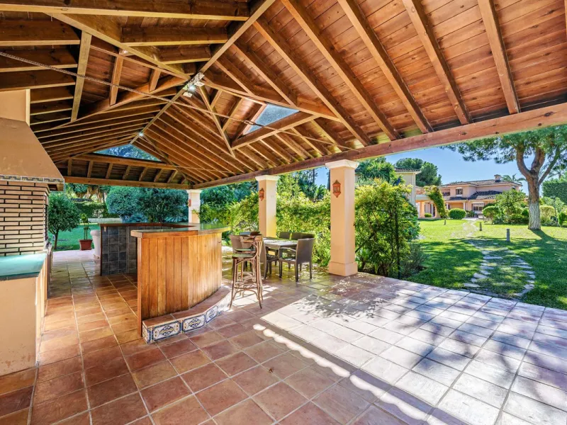 Spacious, flat plot with direct access to the sea (private gate), quiet, green area. On a plot of 2 residential 2-storey houses (the main house is 6 bedrooms, a large apartment for the servants, a garage for 2 cars, a kitchen, a dining room, a hall, 2 ter