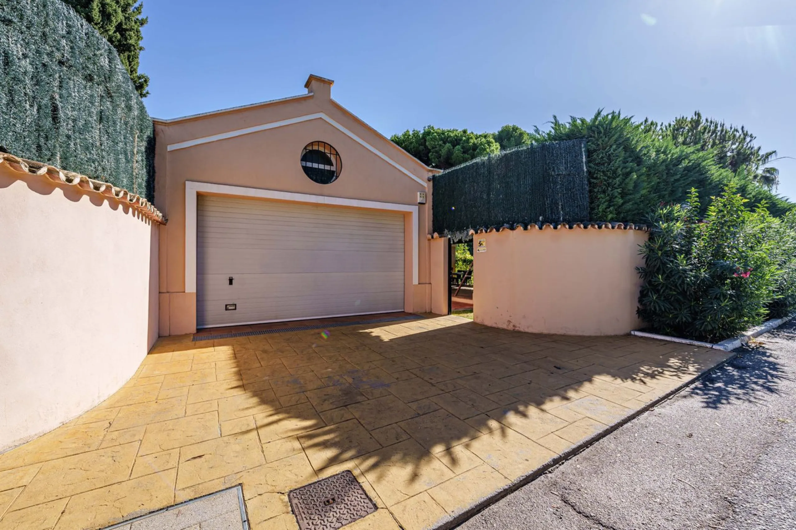 Spacious, flat plot with direct access to the sea (private gate), quiet, green area. On a plot of 2 residential 2-storey houses (the main house is 6 bedrooms, a large apartment for the servants, a garage for 2 cars, a kitchen, a dining room, a hall, 2 ter