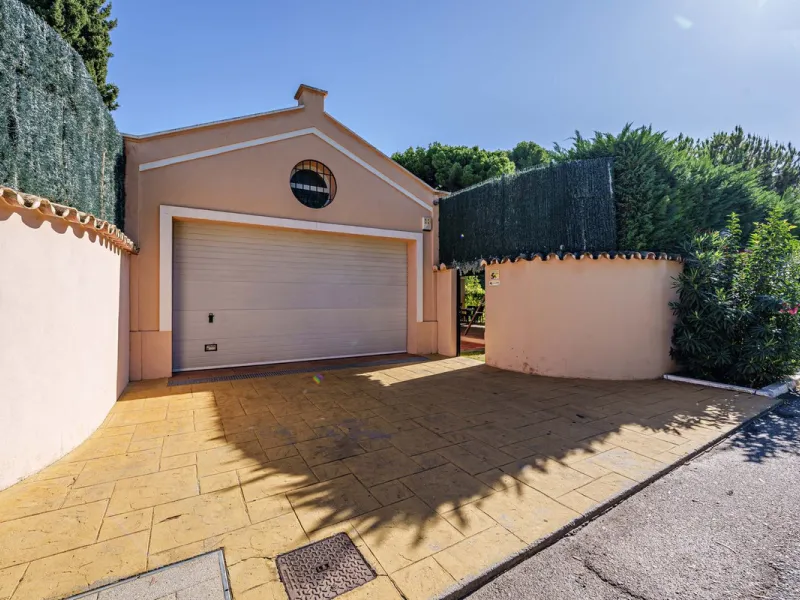 Spacious, flat plot with direct access to the sea (private gate), quiet, green area. On a plot of 2 residential 2-storey houses (the main house is 6 bedrooms, a large apartment for the servants, a garage for 2 cars, a kitchen, a dining room, a hall, 2 ter