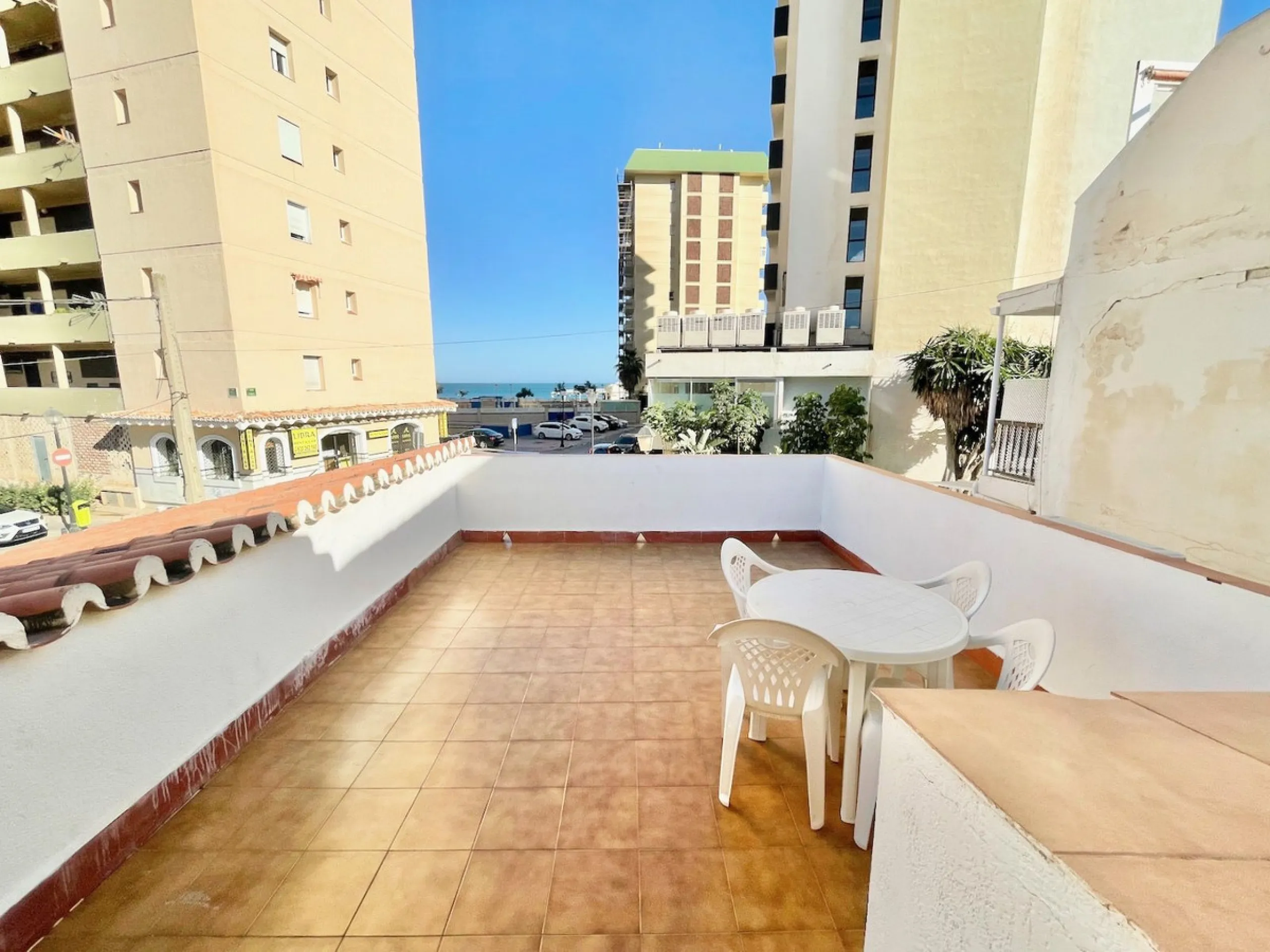 HOUSE WITH SEA VIEWS NEXT TO THE BEACH - FUENGIROLA.