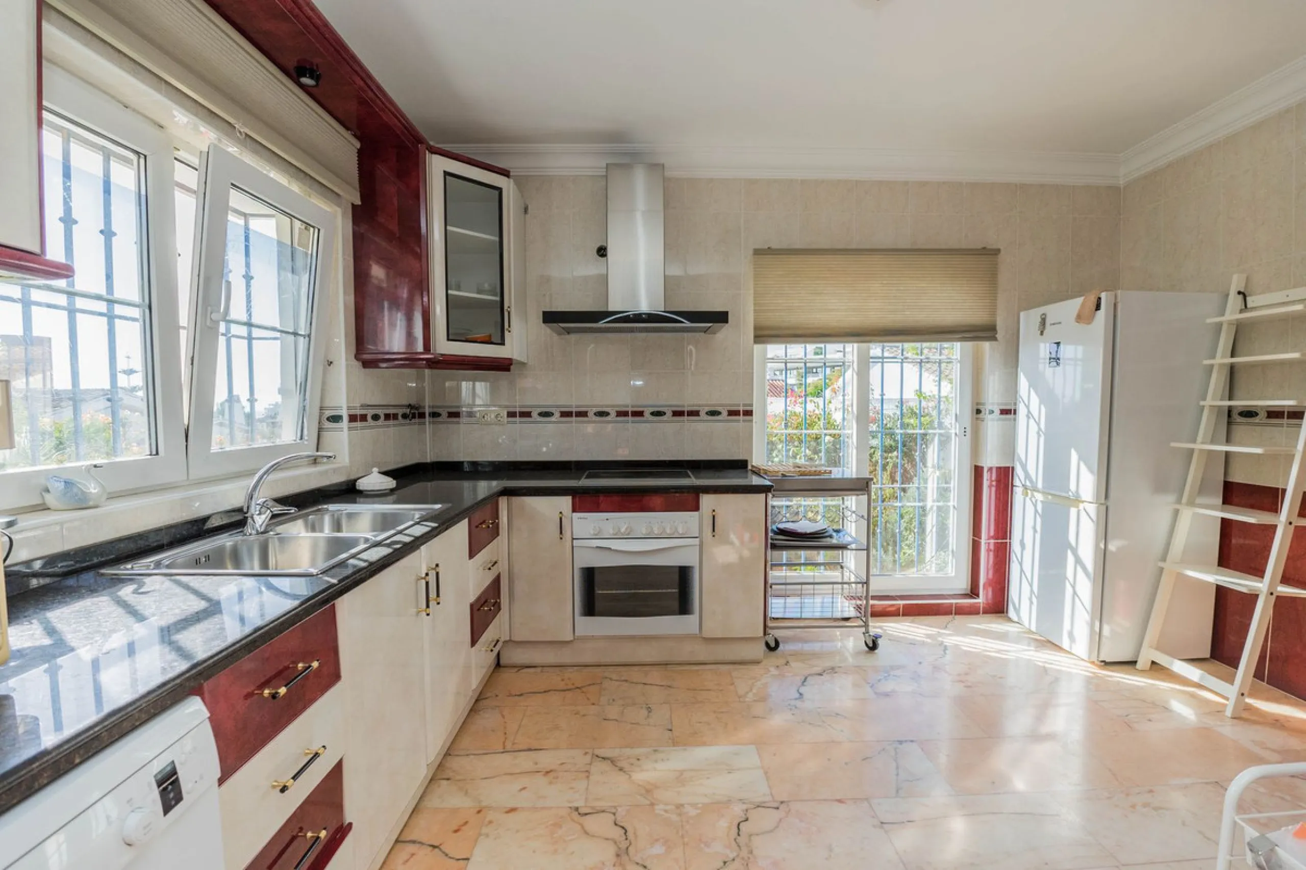 This villa is located in an elevated and quiet residential area of Fuengirola, offering completely open views towards Sohail Castle, the sea and the surrounding mountains. The position and orientation of the property provide excellent natural light and a 