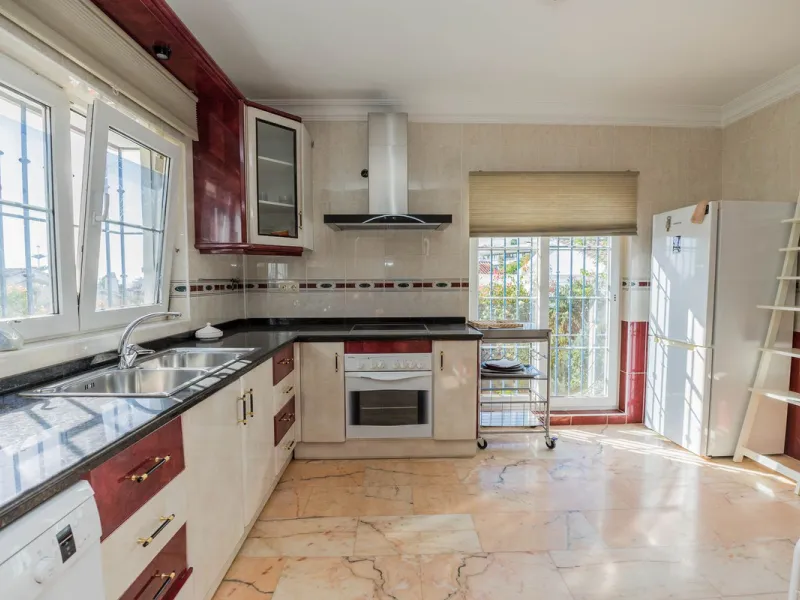 This villa is located in an elevated and quiet residential area of Fuengirola, offering completely open views towards Sohail Castle, the sea and the surrounding mountains. The position and orientation of the property provide excellent natural light and a 