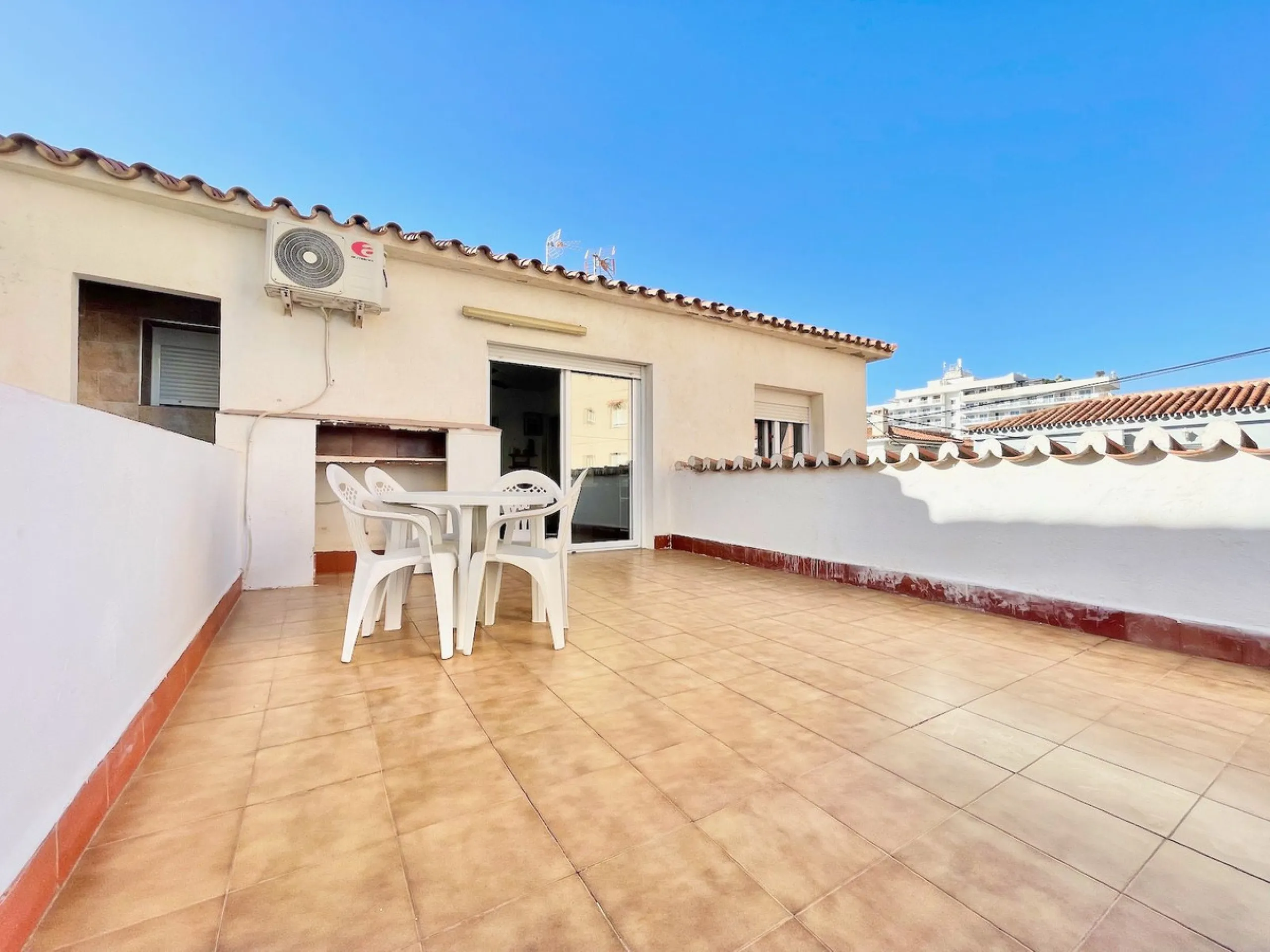 HOUSE WITH SEA VIEWS NEXT TO THE BEACH - FUENGIROLA.