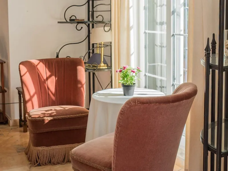 This villa is located in an elevated and quiet residential area of Fuengirola, offering completely open views towards Sohail Castle, the sea and the surrounding mountains. The position and orientation of the property provide excellent natural light and a 