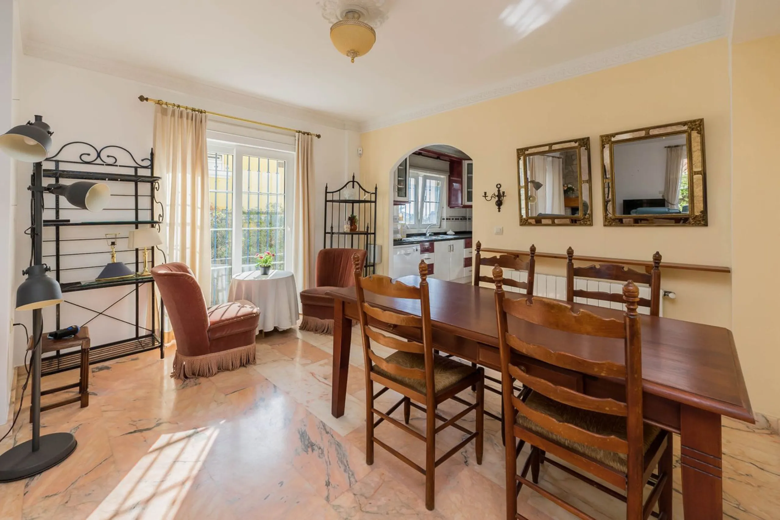 This villa is located in an elevated and quiet residential area of Fuengirola, offering completely open views towards Sohail Castle, the sea and the surrounding mountains. The position and orientation of the property provide excellent natural light and a 