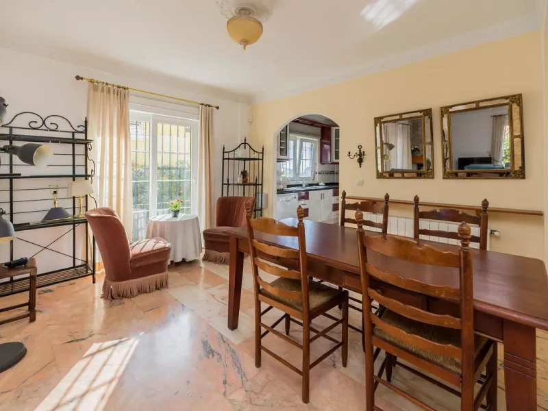 This villa is located in an elevated and quiet residential area of Fuengirola, offering completely open views towards Sohail Castle, the sea and the surrounding mountains. The position and orientation of the property provide excellent natural light and a 
