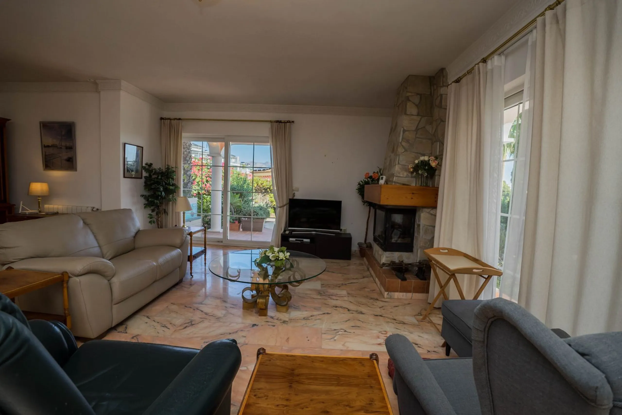 This villa is located in an elevated and quiet residential area of Fuengirola, offering completely open views towards Sohail Castle, the sea and the surrounding mountains. The position and orientation of the property provide excellent natural light and a 