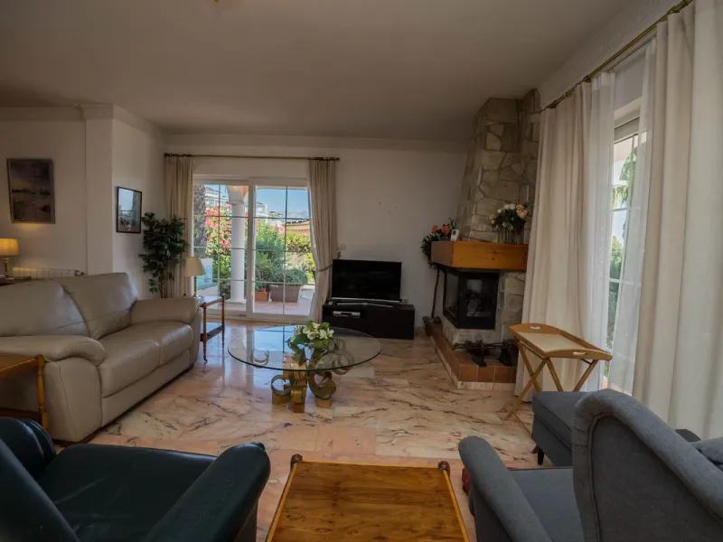 This villa is located in an elevated and quiet residential area of Fuengirola, offering completely open views towards Sohail Castle, the sea and the surrounding mountains. The position and orientation of the property provide excellent natural light and a 