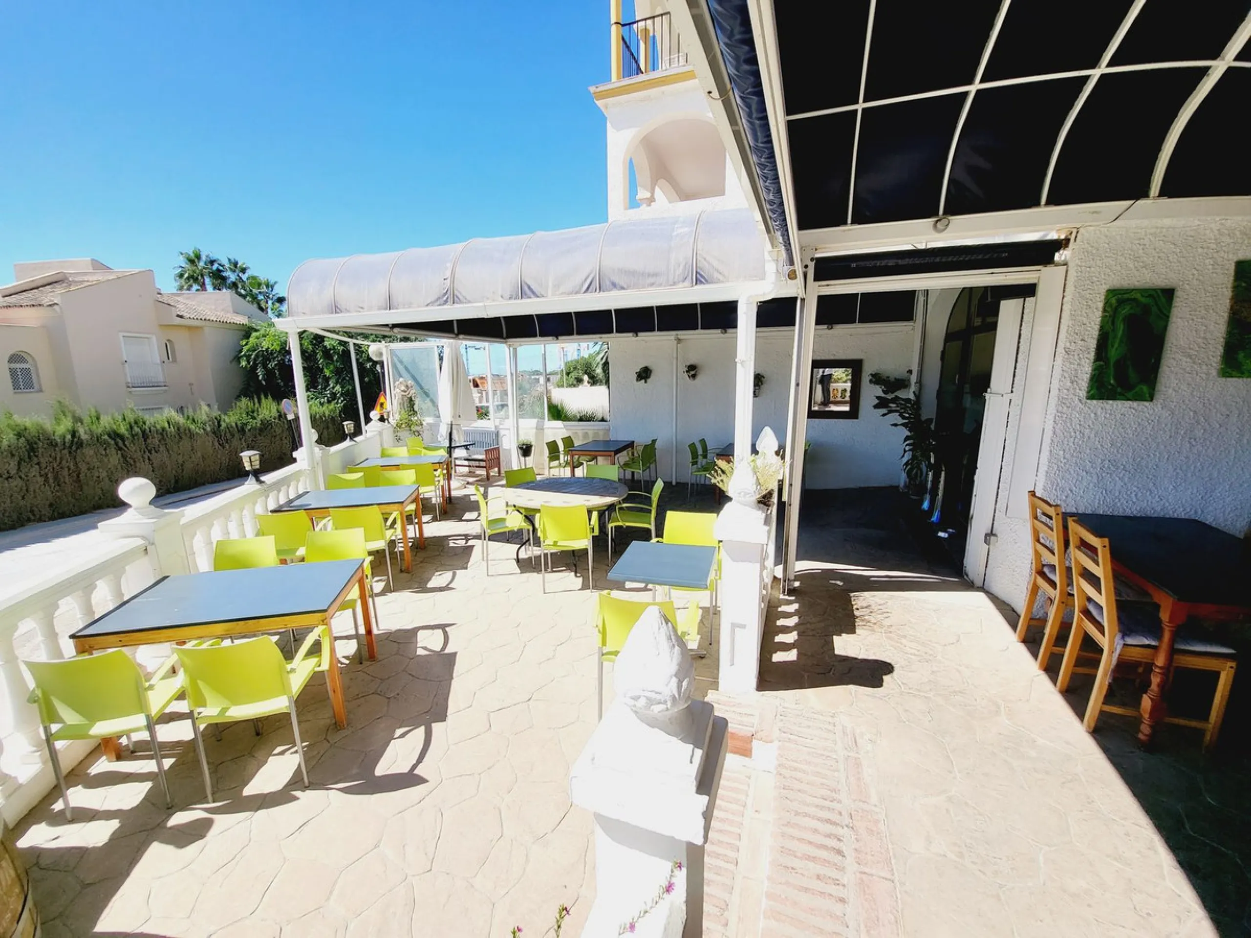 FANTASTIC BUSINESS/INVESTMENT OPPORTUNITY! WE ARE PRIVILEDGED TO OFFER FOR SALE THE BAR AND RESTAURANT KNOWN AS FROG & CO IN LAS FAROLAS. THE BUSINESS IS CURRENTLY OPERATIONAL AND PROFITABLE WITH IMMENSE OPPORTUNITIES TO EXPAND AND GROW THE BUSINESS FURTH