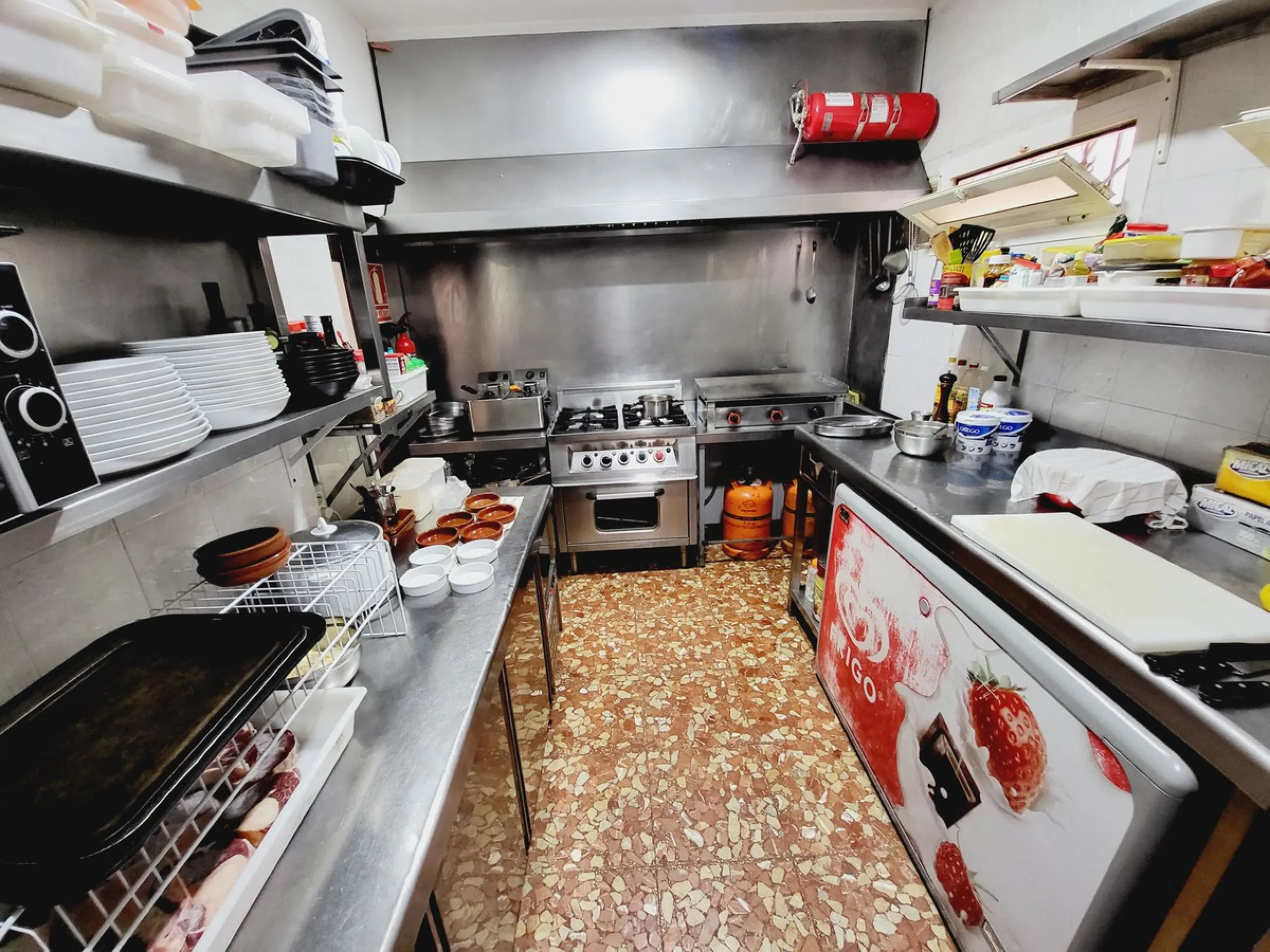 FANTASTIC BUSINESS/INVESTMENT OPPORTUNITY! WE ARE PRIVILEDGED TO OFFER FOR SALE THE BAR AND RESTAURANT KNOWN AS FROG & CO IN LAS FAROLAS. THE BUSINESS IS CURRENTLY OPERATIONAL AND PROFITABLE WITH IMMENSE OPPORTUNITIES TO EXPAND AND GROW THE BUSINESS FURTH