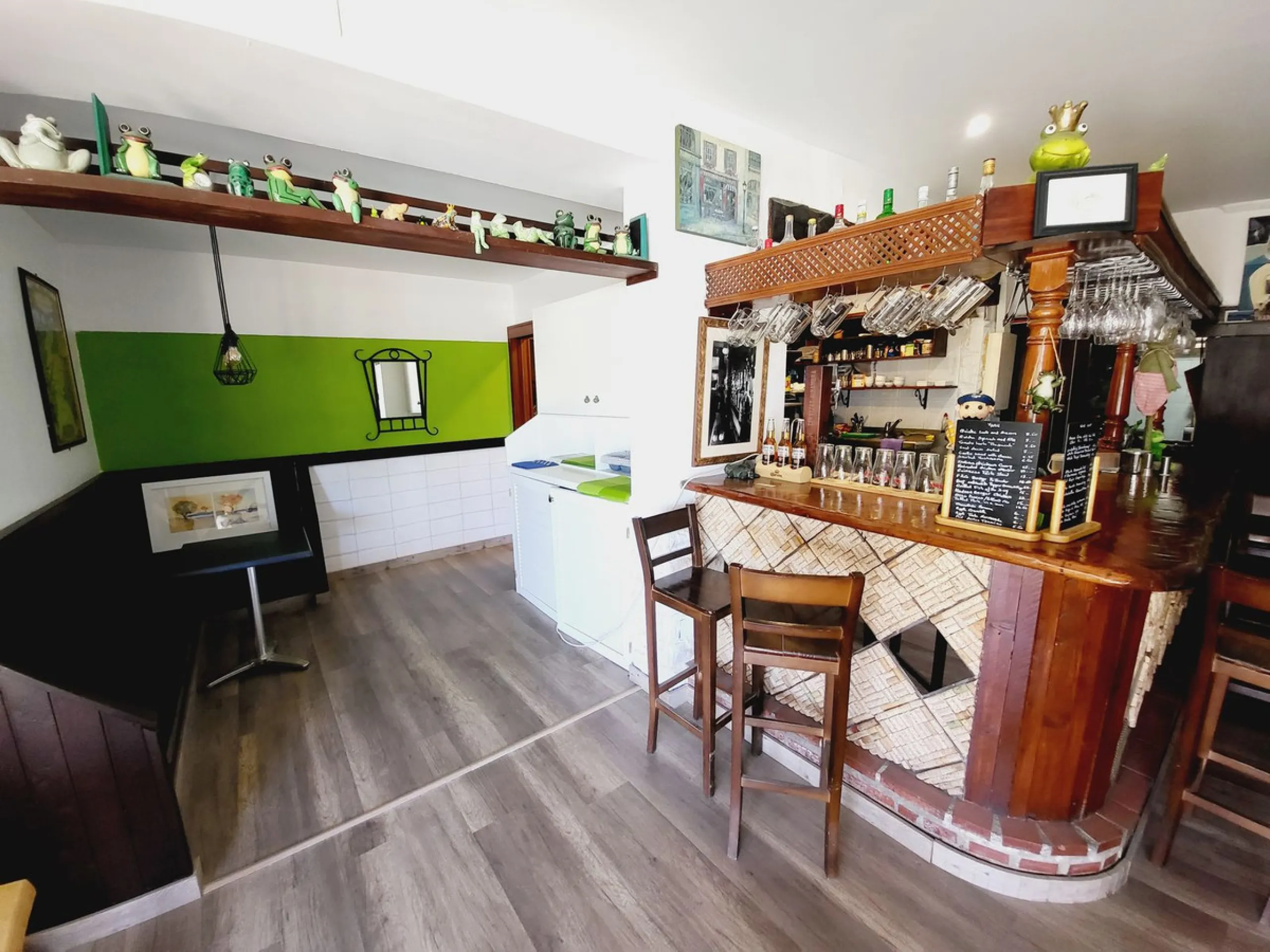 FANTASTIC BUSINESS/INVESTMENT OPPORTUNITY! WE ARE PRIVILEDGED TO OFFER FOR SALE THE BAR AND RESTAURANT KNOWN AS FROG & CO IN LAS FAROLAS. THE BUSINESS IS CURRENTLY OPERATIONAL AND PROFITABLE WITH IMMENSE OPPORTUNITIES TO EXPAND AND GROW THE BUSINESS FURTH