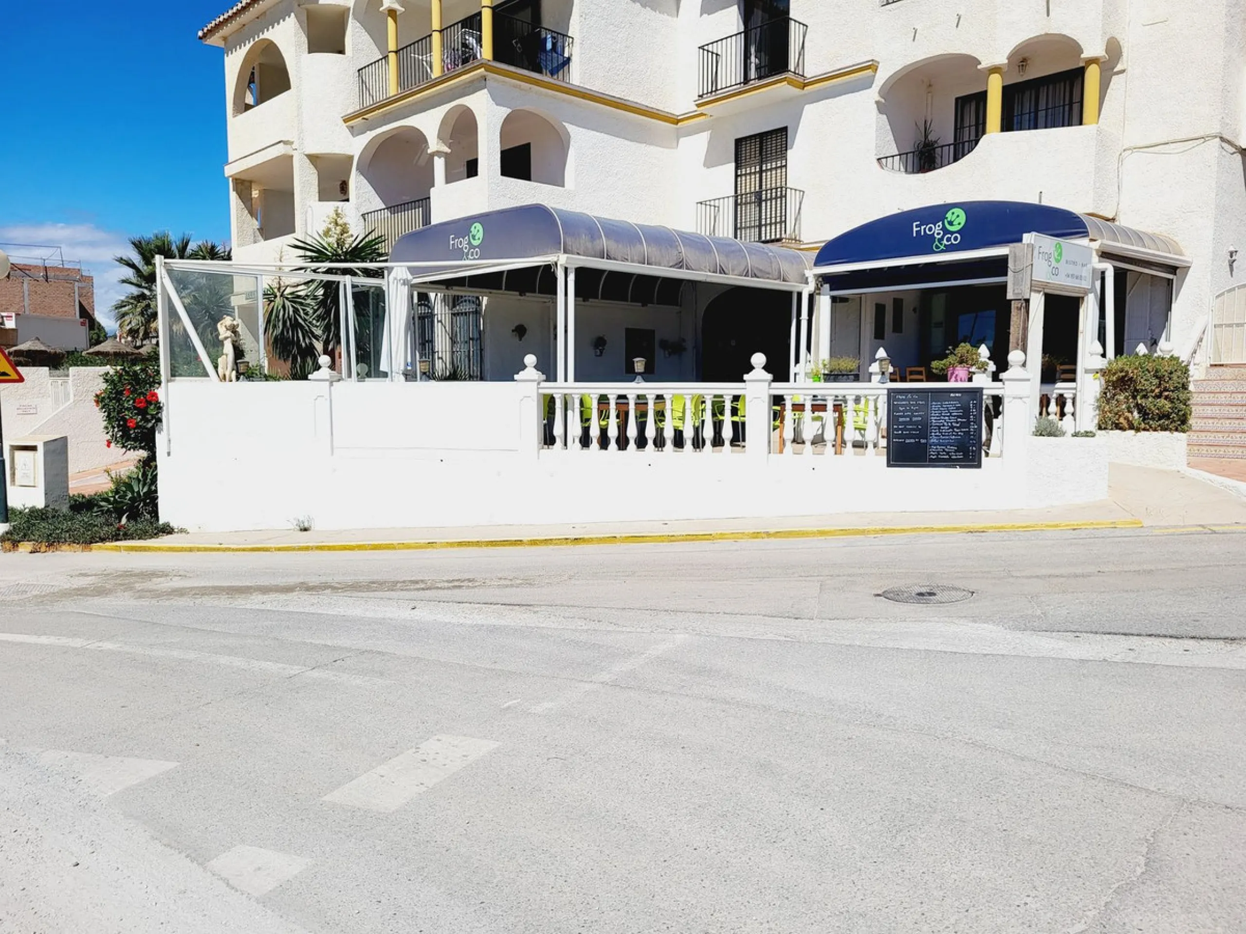 FANTASTIC BUSINESS/INVESTMENT OPPORTUNITY! WE ARE PRIVILEDGED TO OFFER FOR SALE THE BAR AND RESTAURANT KNOWN AS FROG & CO IN LAS FAROLAS. THE BUSINESS IS CURRENTLY OPERATIONAL AND PROFITABLE WITH IMMENSE OPPORTUNITIES TO EXPAND AND GROW THE BUSINESS FURTH