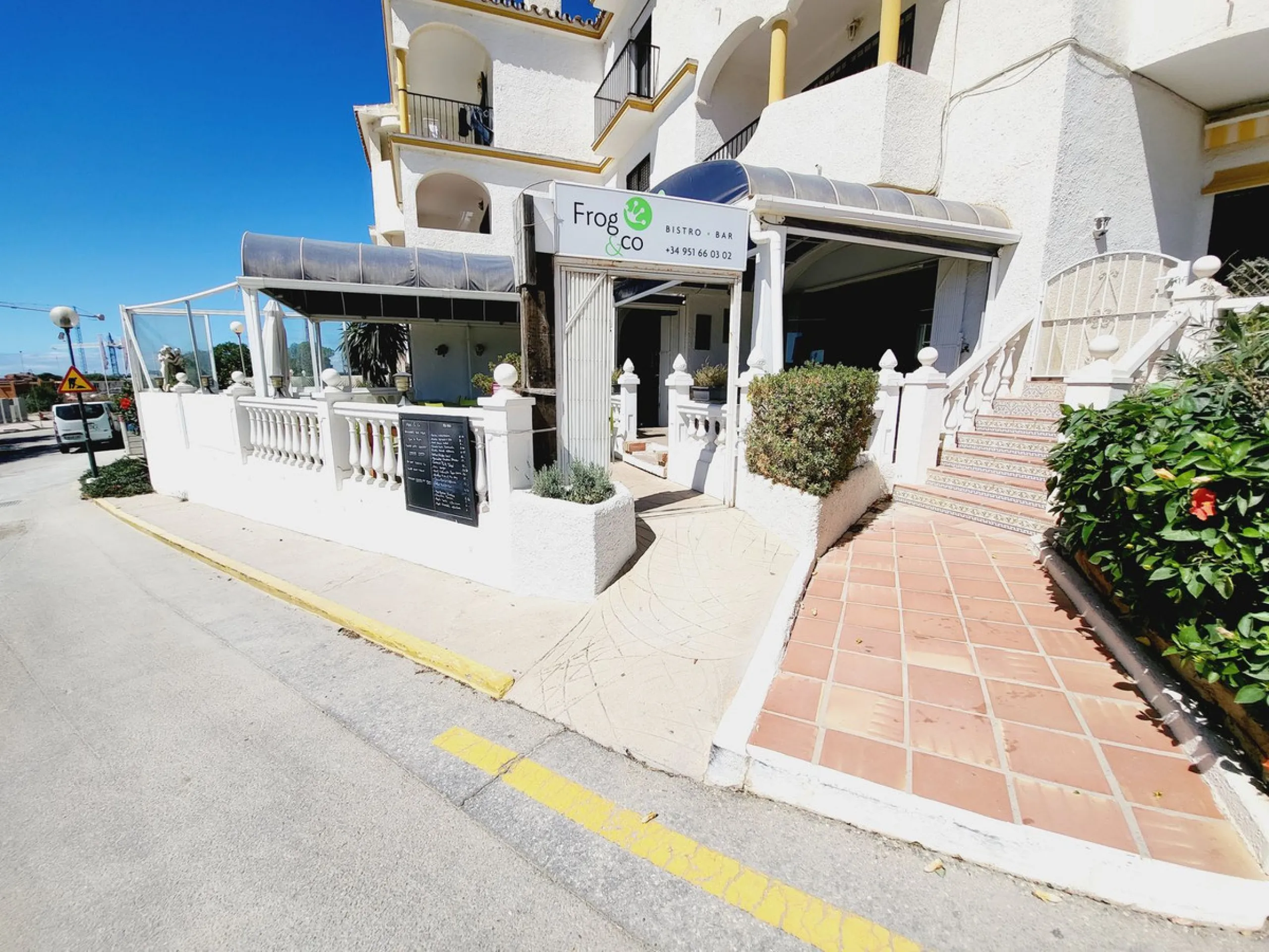 FANTASTIC BUSINESS/INVESTMENT OPPORTUNITY! WE ARE PRIVILEDGED TO OFFER FOR SALE THE BAR AND RESTAURANT KNOWN AS FROG & CO IN LAS FAROLAS. THE BUSINESS IS CURRENTLY OPERATIONAL AND PROFITABLE WITH IMMENSE OPPORTUNITIES TO EXPAND AND GROW THE BUSINESS FURTH