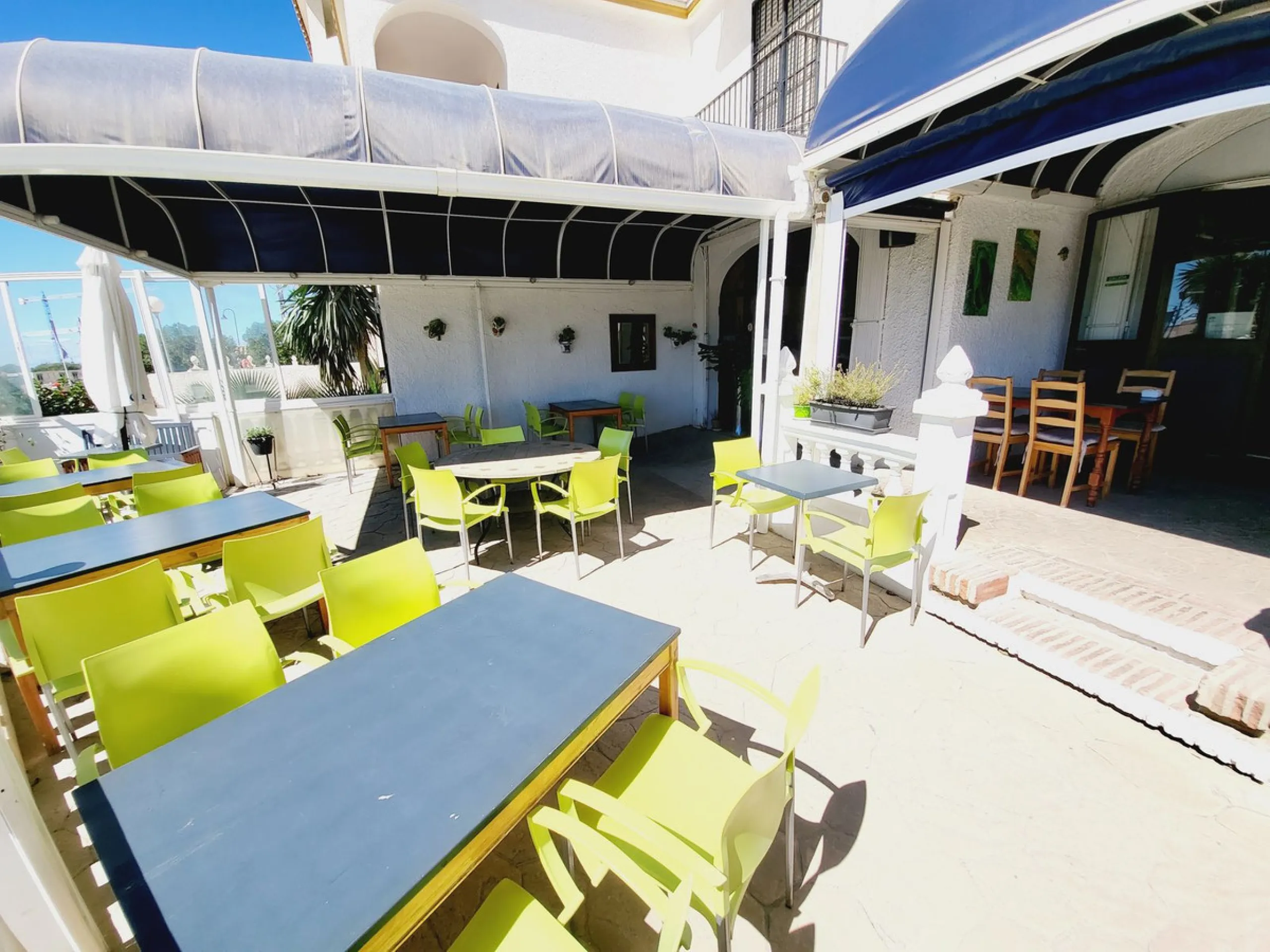 FANTASTIC BUSINESS/INVESTMENT OPPORTUNITY! WE ARE PRIVILEDGED TO OFFER FOR SALE THE BAR AND RESTAURANT KNOWN AS FROG & CO IN LAS FAROLAS. THE BUSINESS IS CURRENTLY OPERATIONAL AND PROFITABLE WITH IMMENSE OPPORTUNITIES TO EXPAND AND GROW THE BUSINESS FURTH