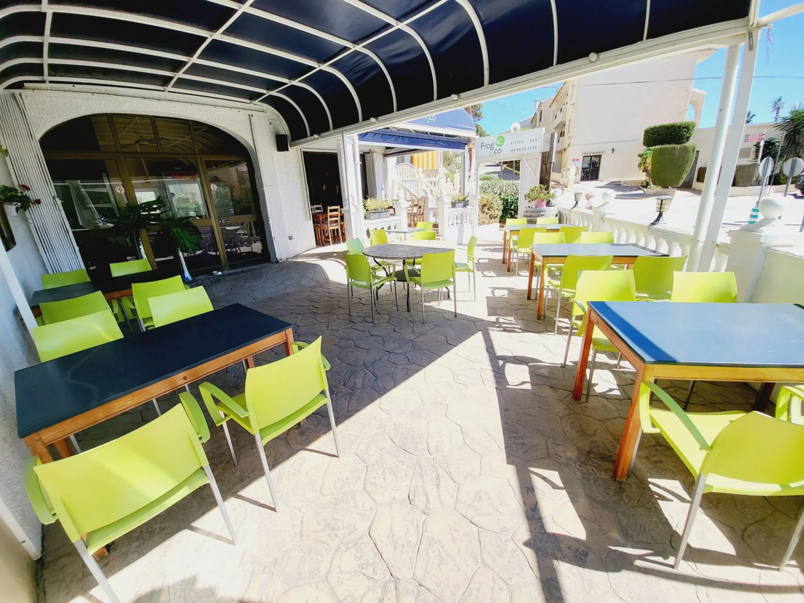 FANTASTIC BUSINESS/INVESTMENT OPPORTUNITY! WE ARE PRIVILEDGED TO OFFER FOR SALE THE BAR AND RESTAURANT KNOWN AS FROG & CO IN LAS FAROLAS. THE BUSINESS IS CURRENTLY OPERATIONAL AND PROFITABLE WITH IMMENSE OPPORTUNITIES TO EXPAND AND GROW THE BUSINESS FURTH