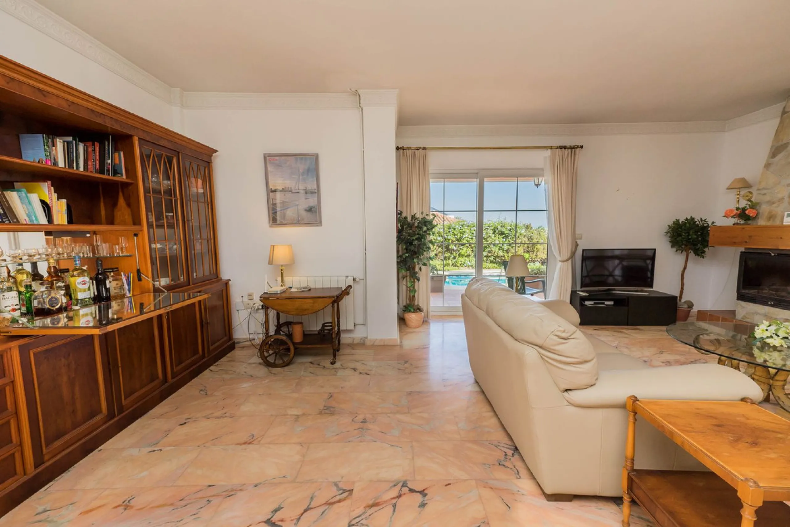 This villa is located in an elevated and quiet residential area of Fuengirola, offering completely open views towards Sohail Castle, the sea and the surrounding mountains. The position and orientation of the property provide excellent natural light and a 