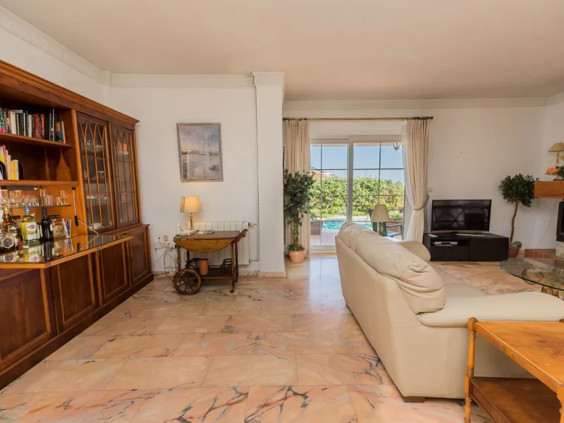 This villa is located in an elevated and quiet residential area of Fuengirola, offering completely open views towards Sohail Castle, the sea and the surrounding mountains. The position and orientation of the property provide excellent natural light and a 