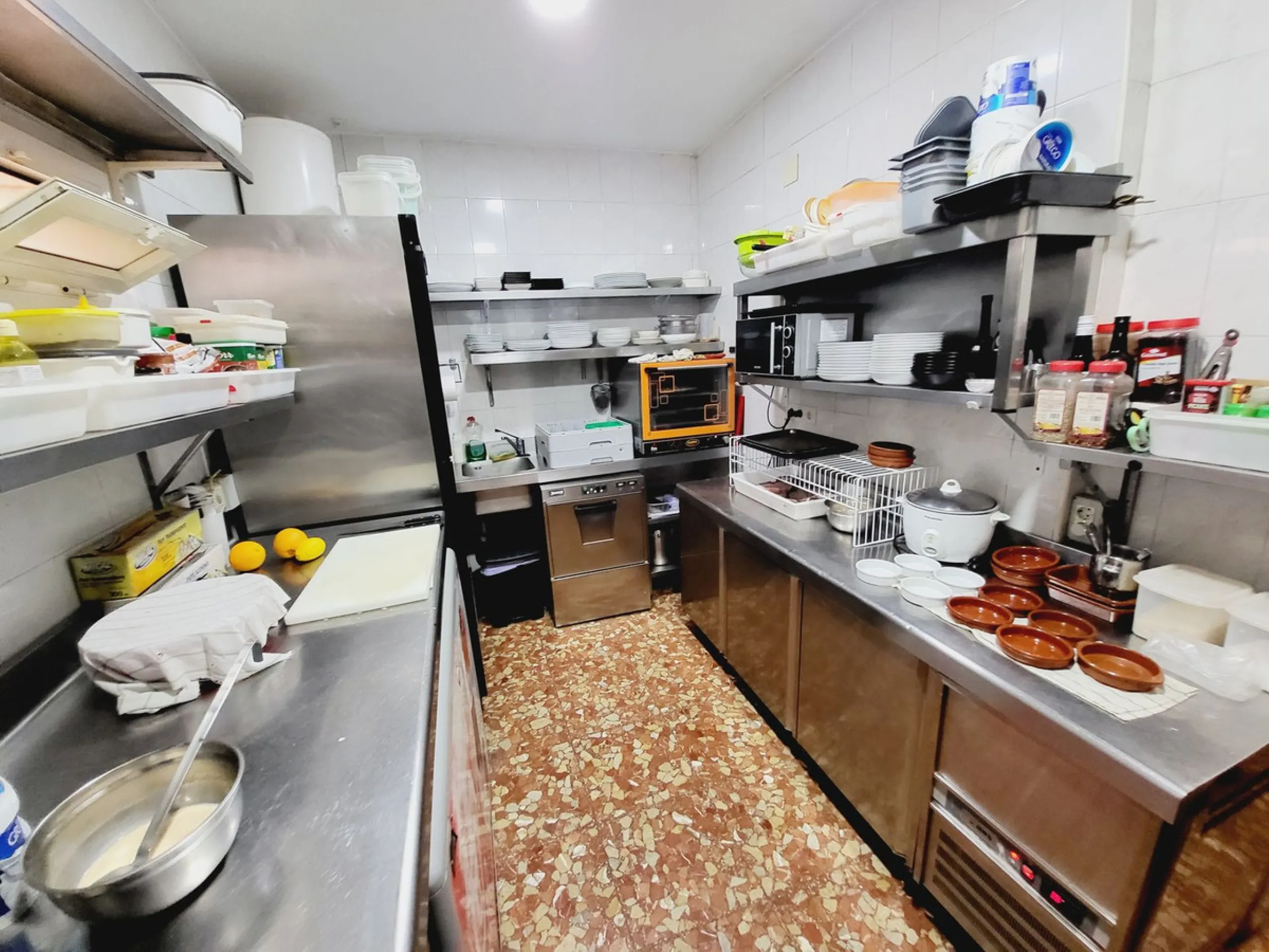 FANTASTIC BUSINESS/INVESTMENT OPPORTUNITY! WE ARE PRIVILEDGED TO OFFER FOR SALE THE BAR AND RESTAURANT KNOWN AS FROG & CO IN LAS FAROLAS. THE BUSINESS IS CURRENTLY OPERATIONAL AND PROFITABLE WITH IMMENSE OPPORTUNITIES TO EXPAND AND GROW THE BUSINESS FURTH