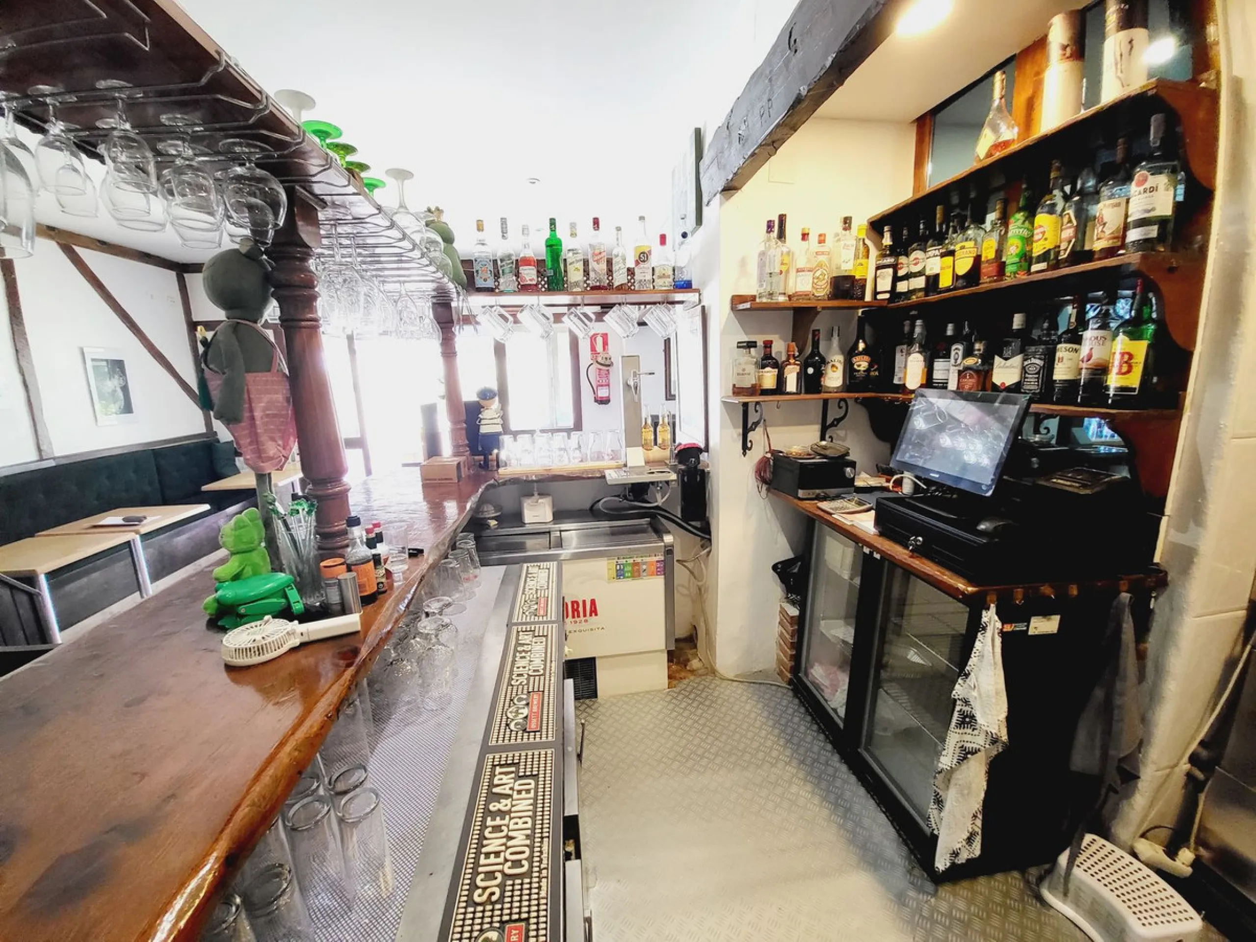 FANTASTIC BUSINESS/INVESTMENT OPPORTUNITY! WE ARE PRIVILEDGED TO OFFER FOR SALE THE BAR AND RESTAURANT KNOWN AS FROG & CO IN LAS FAROLAS. THE BUSINESS IS CURRENTLY OPERATIONAL AND PROFITABLE WITH IMMENSE OPPORTUNITIES TO EXPAND AND GROW THE BUSINESS FURTH