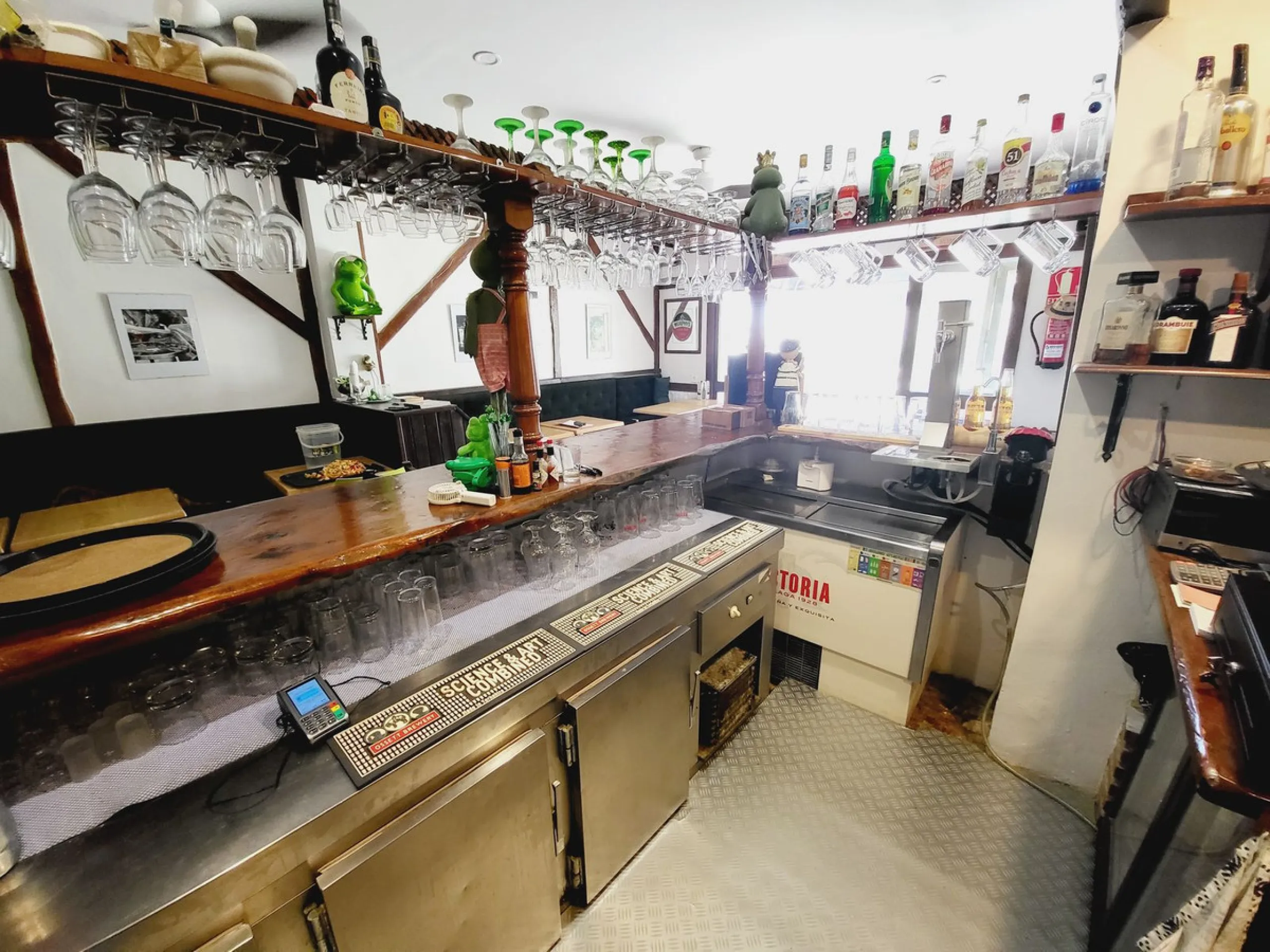 FANTASTIC BUSINESS/INVESTMENT OPPORTUNITY! WE ARE PRIVILEDGED TO OFFER FOR SALE THE BAR AND RESTAURANT KNOWN AS FROG & CO IN LAS FAROLAS. THE BUSINESS IS CURRENTLY OPERATIONAL AND PROFITABLE WITH IMMENSE OPPORTUNITIES TO EXPAND AND GROW THE BUSINESS FURTH
