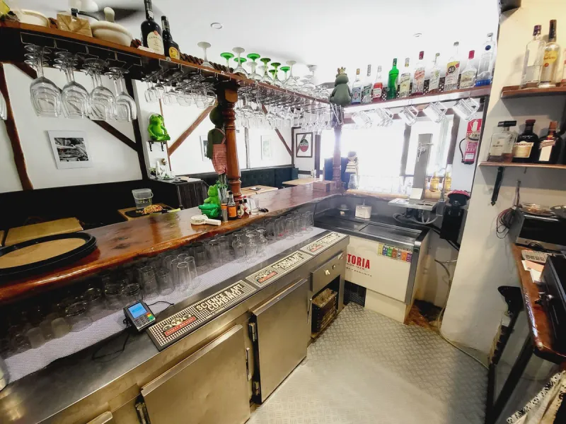 FANTASTIC BUSINESS/INVESTMENT OPPORTUNITY! WE ARE PRIVILEDGED TO OFFER FOR SALE THE BAR AND RESTAURANT KNOWN AS FROG & CO IN LAS FAROLAS. THE BUSINESS IS CURRENTLY OPERATIONAL AND PROFITABLE WITH IMMENSE OPPORTUNITIES TO EXPAND AND GROW THE BUSINESS FURTH