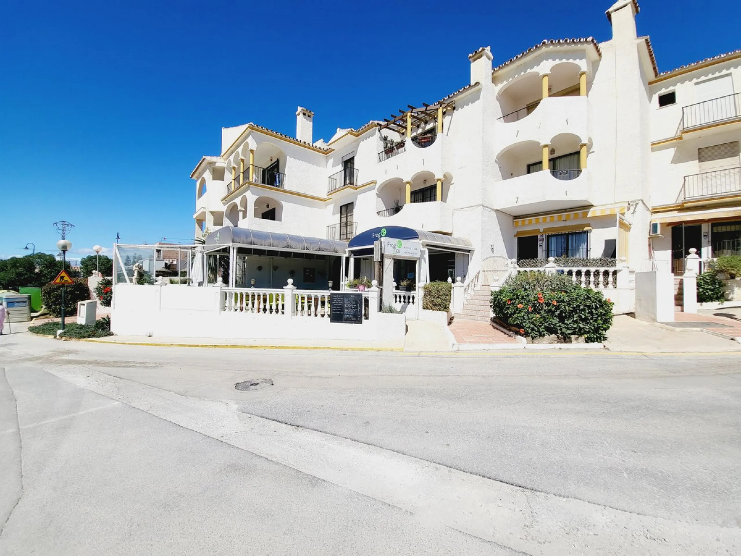 FANTASTIC BUSINESS/INVESTMENT OPPORTUNITY! WE ARE PRIVILEDGED TO OFFER FOR SALE THE BAR AND RESTAURANT KNOWN AS FROG & CO IN LAS FAROLAS. THE BUSINESS IS CURRENTLY OPERATIONAL AND PROFITABLE WITH IMMENSE OPPORTUNITIES TO EXPAND AND GROW THE BUSINESS FURTH