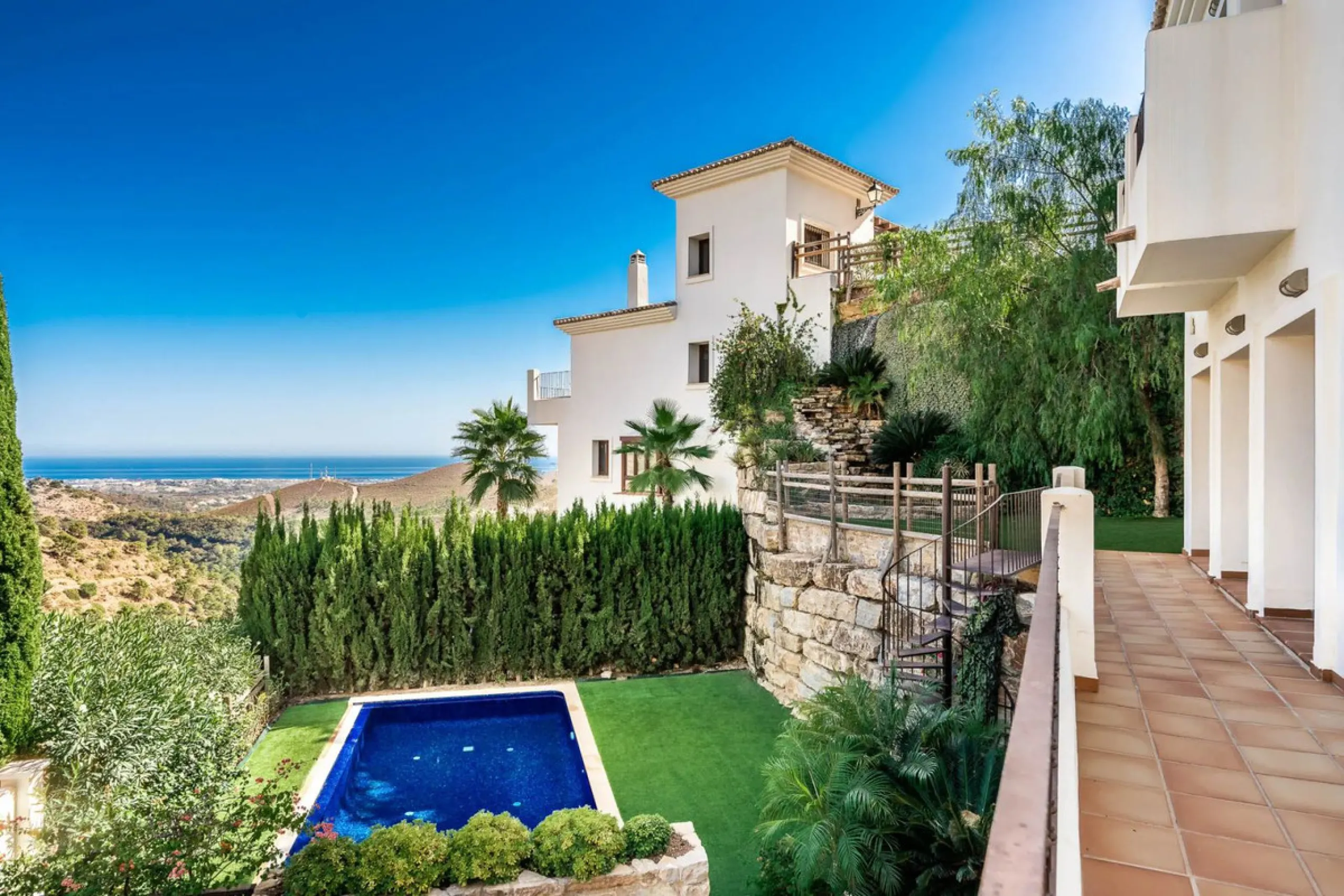 Five-bedroom villa for sale in the exclusive Benahavis Country Club area, with sea and mountain views. Expect the spectacular views and privacy, surrounded by the comforts of the Country Club. The property resides in Benahavis, which is just 10 minutes fr