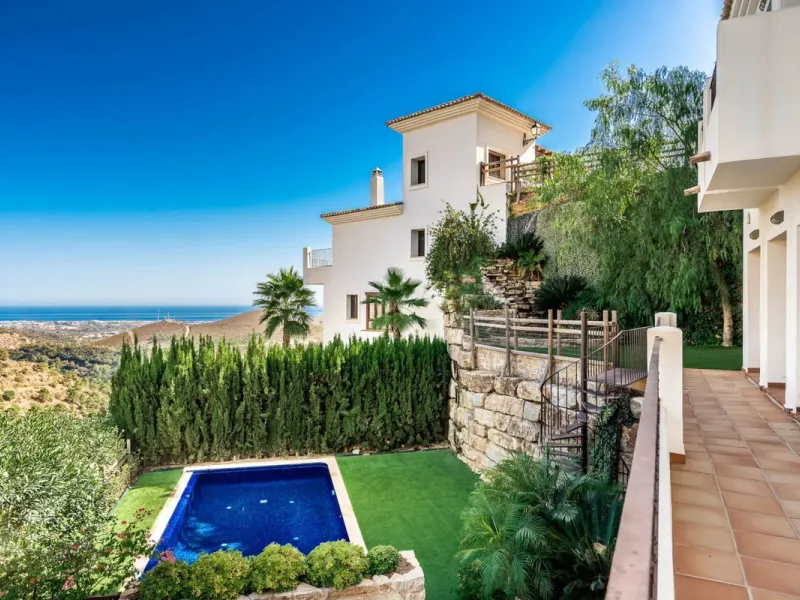 Five-bedroom villa for sale in the exclusive Benahavis Country Club area, with sea and mountain views. Expect the spectacular views and privacy, surrounded by the comforts of the Country Club. The property resides in Benahavis, which is just 10 minutes fr