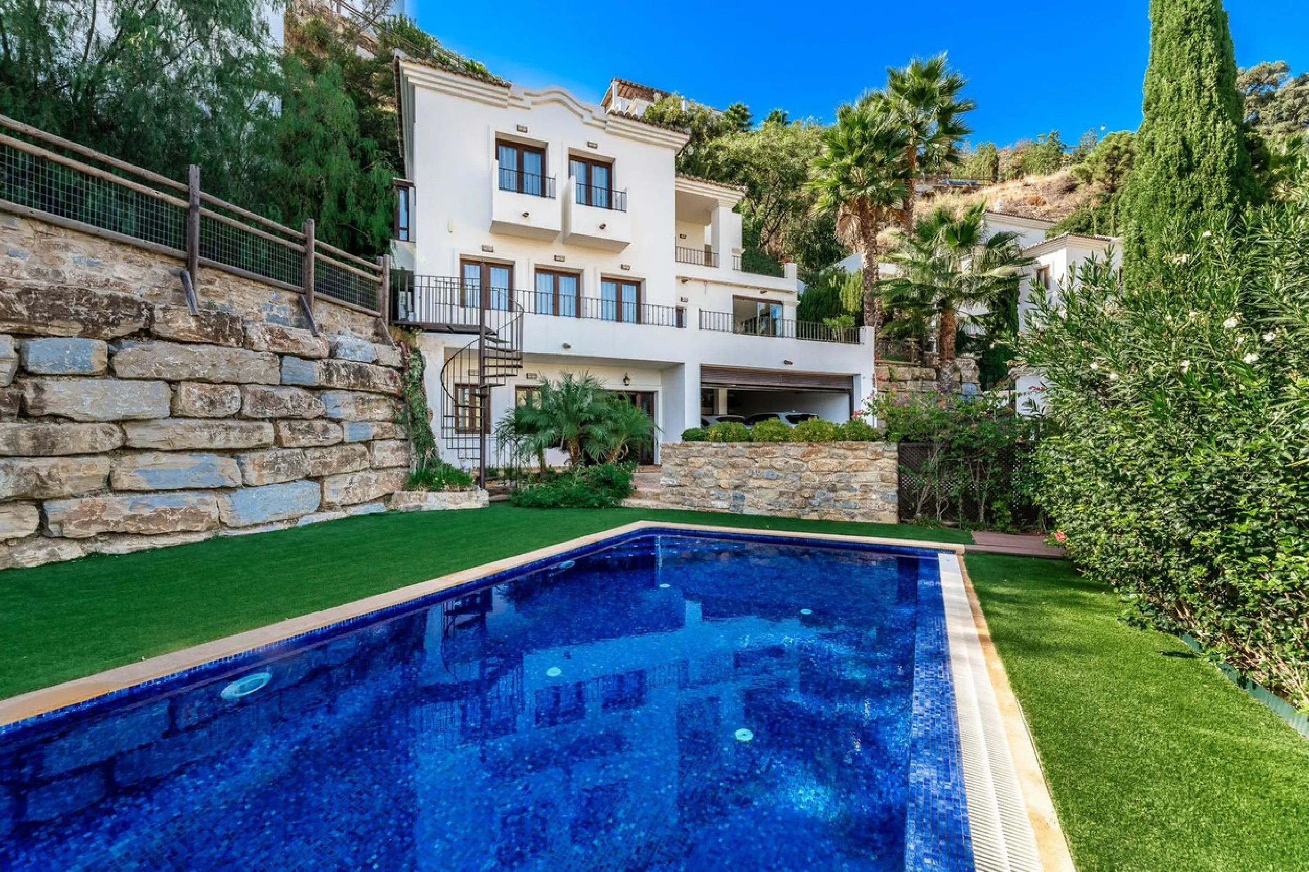 Five-bedroom villa for sale in the exclusive Benahavis Country Club area, with sea and mountain views. Expect the spectacular views and privacy, surrounded by the comforts of the Country Club. The property resides in Benahavis, which is just 10 minutes fr