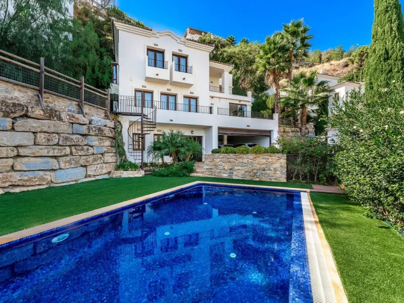 Five-bedroom villa for sale in the exclusive Benahavis Country Club area, with sea and mountain views. Expect the spectacular views and privacy, surrounded by the comforts of the Country Club. The property resides in Benahavis, which is just 10 minutes fr