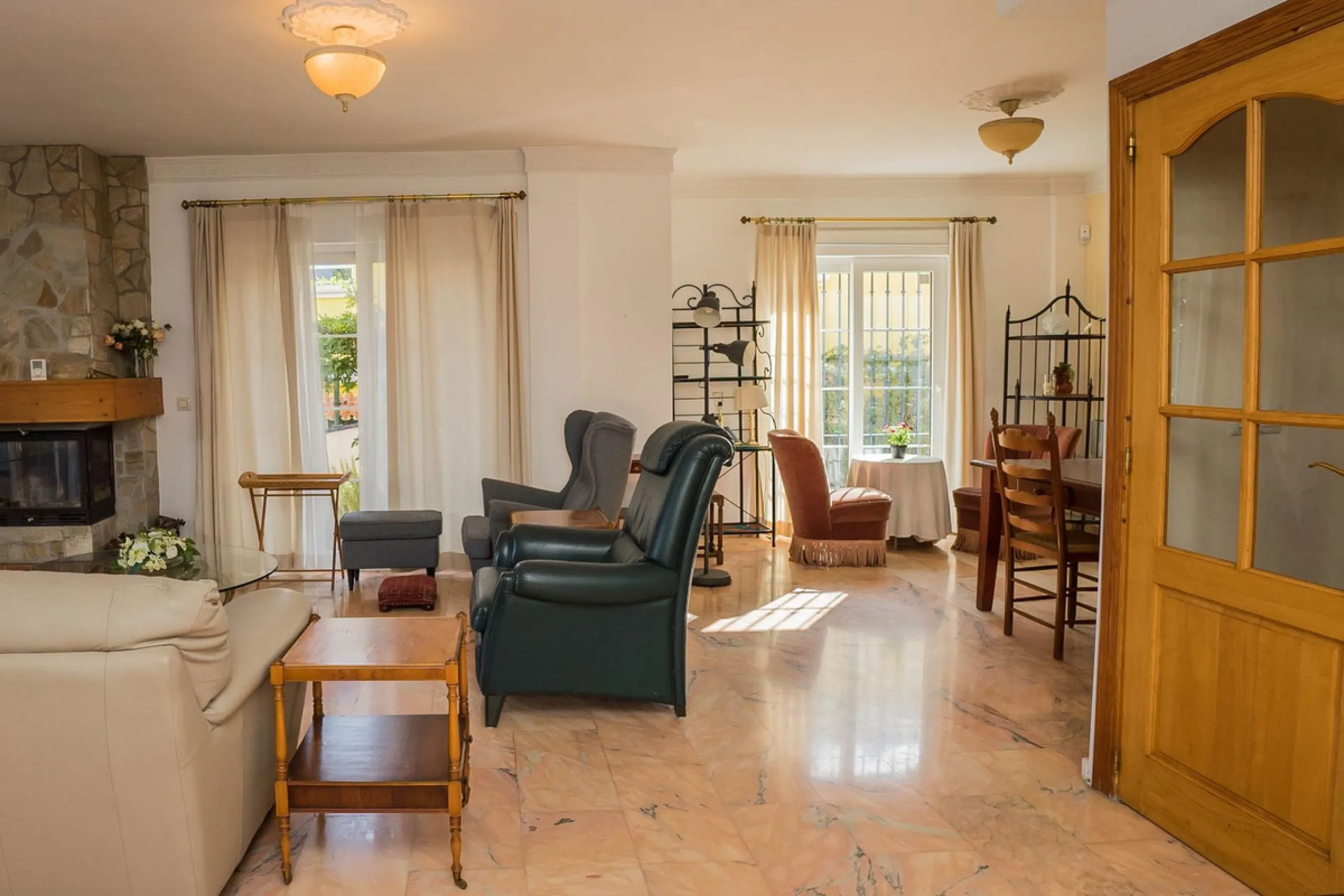 This villa is located in an elevated and quiet residential area of Fuengirola, offering completely open views towards Sohail Castle, the sea and the surrounding mountains. The position and orientation of the property provide excellent natural light and a 