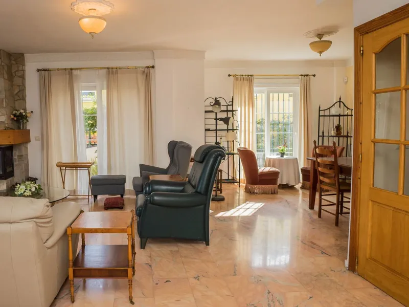 This villa is located in an elevated and quiet residential area of Fuengirola, offering completely open views towards Sohail Castle, the sea and the surrounding mountains. The position and orientation of the property provide excellent natural light and a 