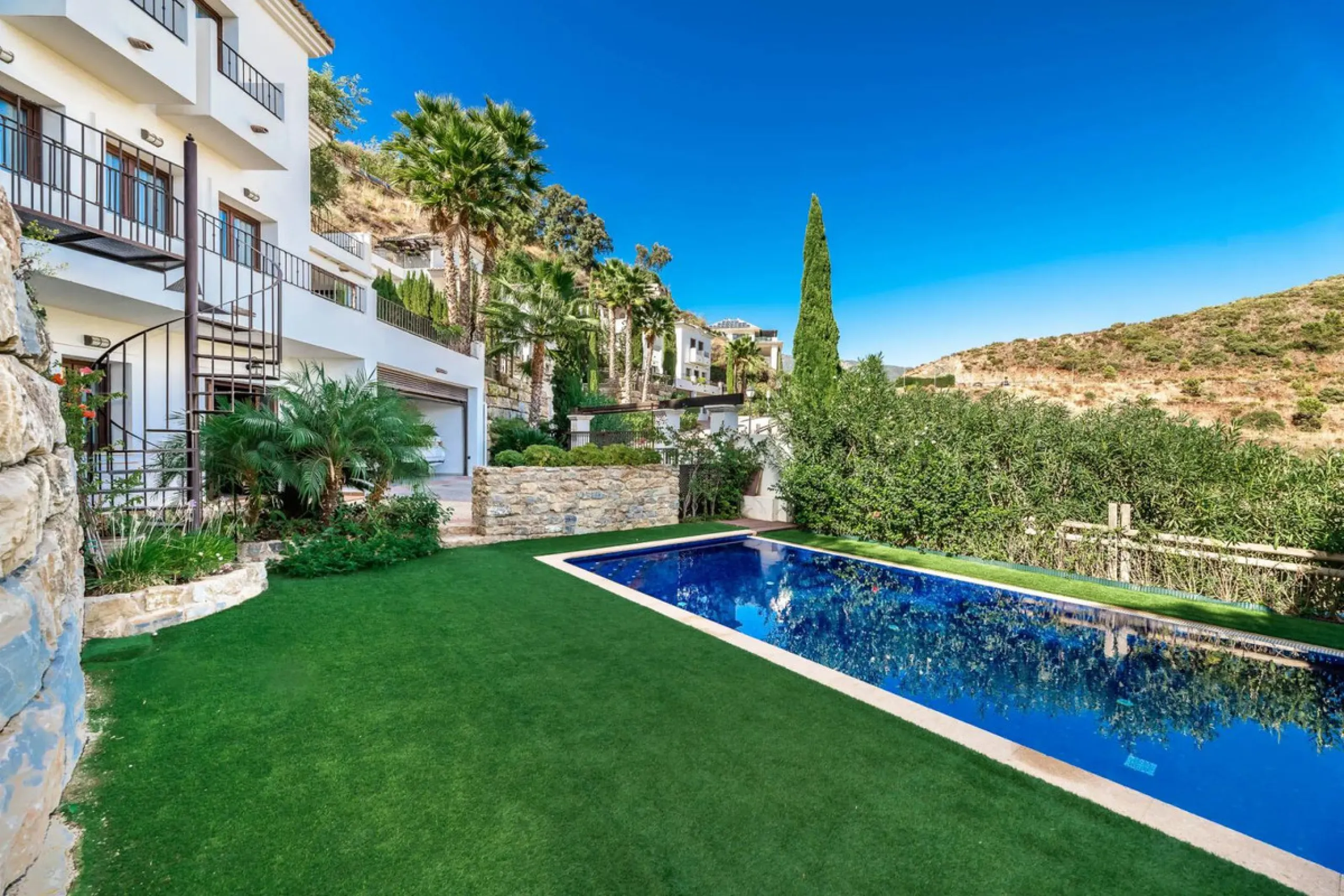Five-bedroom villa for sale in the exclusive Benahavis Country Club area, with sea and mountain views. Expect the spectacular views and privacy, surrounded by the comforts of the Country Club. The property resides in Benahavis, which is just 10 minutes fr