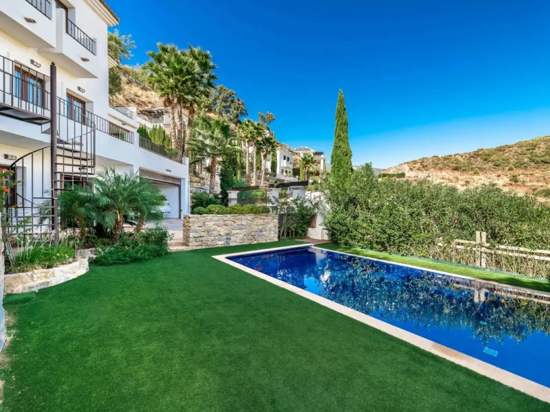Five-bedroom villa for sale in the exclusive Benahavis Country Club area, with sea and mountain views. Expect the spectacular views and privacy, surrounded by the comforts of the Country Club. The property resides in Benahavis, which is just 10 minutes fr