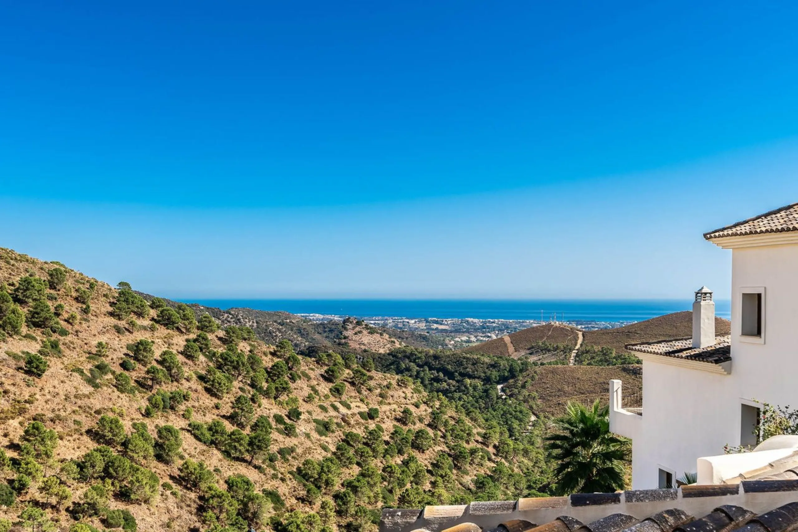 Five-bedroom villa for sale in the exclusive Benahavis Country Club area, with sea and mountain views. Expect the spectacular views and privacy, surrounded by the comforts of the Country Club. The property resides in Benahavis, which is just 10 minutes fr