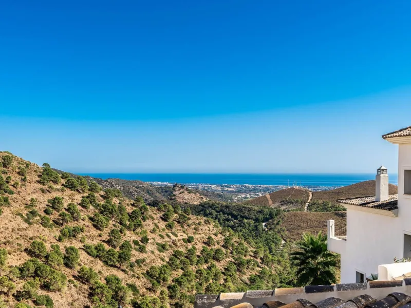 Five-bedroom villa for sale in the exclusive Benahavis Country Club area, with sea and mountain views. Expect the spectacular views and privacy, surrounded by the comforts of the Country Club. The property resides in Benahavis, which is just 10 minutes fr