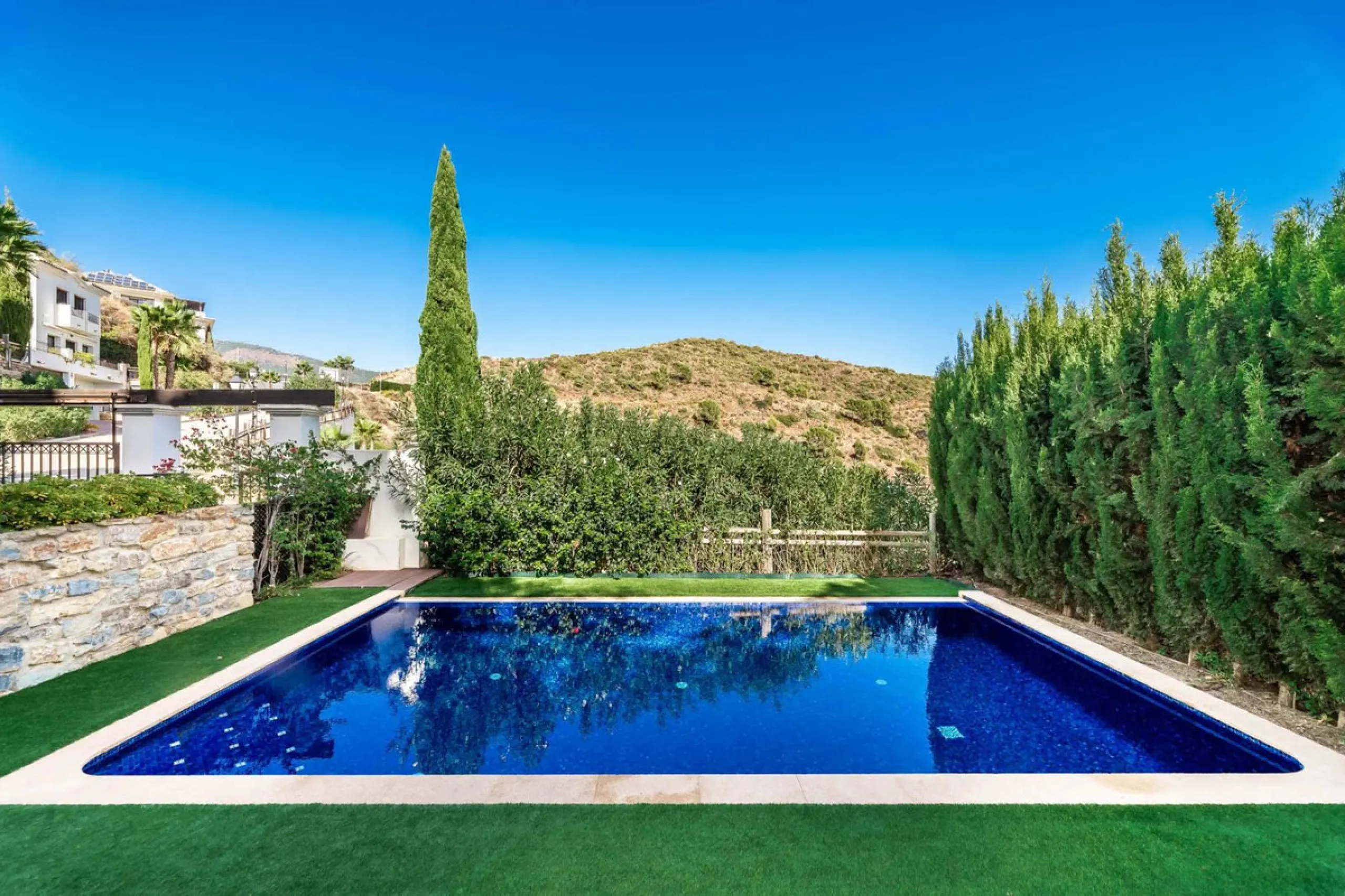 Five-bedroom villa for sale in the exclusive Benahavis Country Club area, with sea and mountain views. Expect the spectacular views and privacy, surrounded by the comforts of the Country Club. The property resides in Benahavis, which is just 10 minutes fr