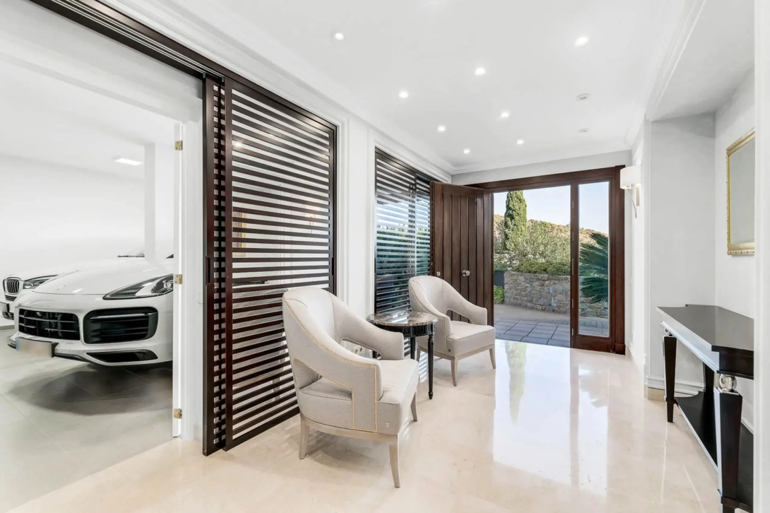 Five-bedroom villa for sale in the exclusive Benahavis Country Club area, with sea and mountain views. Expect the spectacular views and privacy, surrounded by the comforts of the Country Club. The property resides in Benahavis, which is just 10 minutes fr