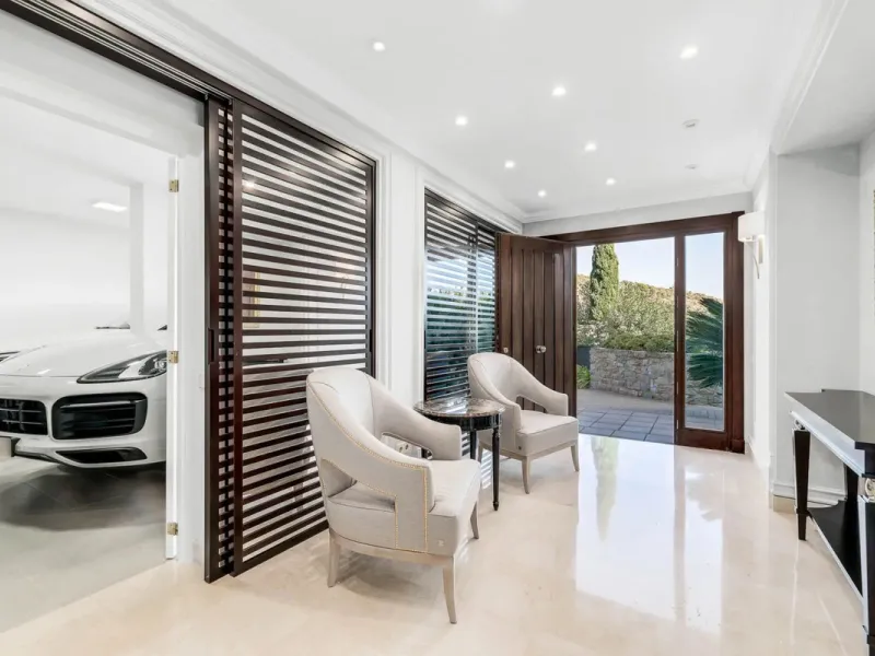 Five-bedroom villa for sale in the exclusive Benahavis Country Club area, with sea and mountain views. Expect the spectacular views and privacy, surrounded by the comforts of the Country Club. The property resides in Benahavis, which is just 10 minutes fr