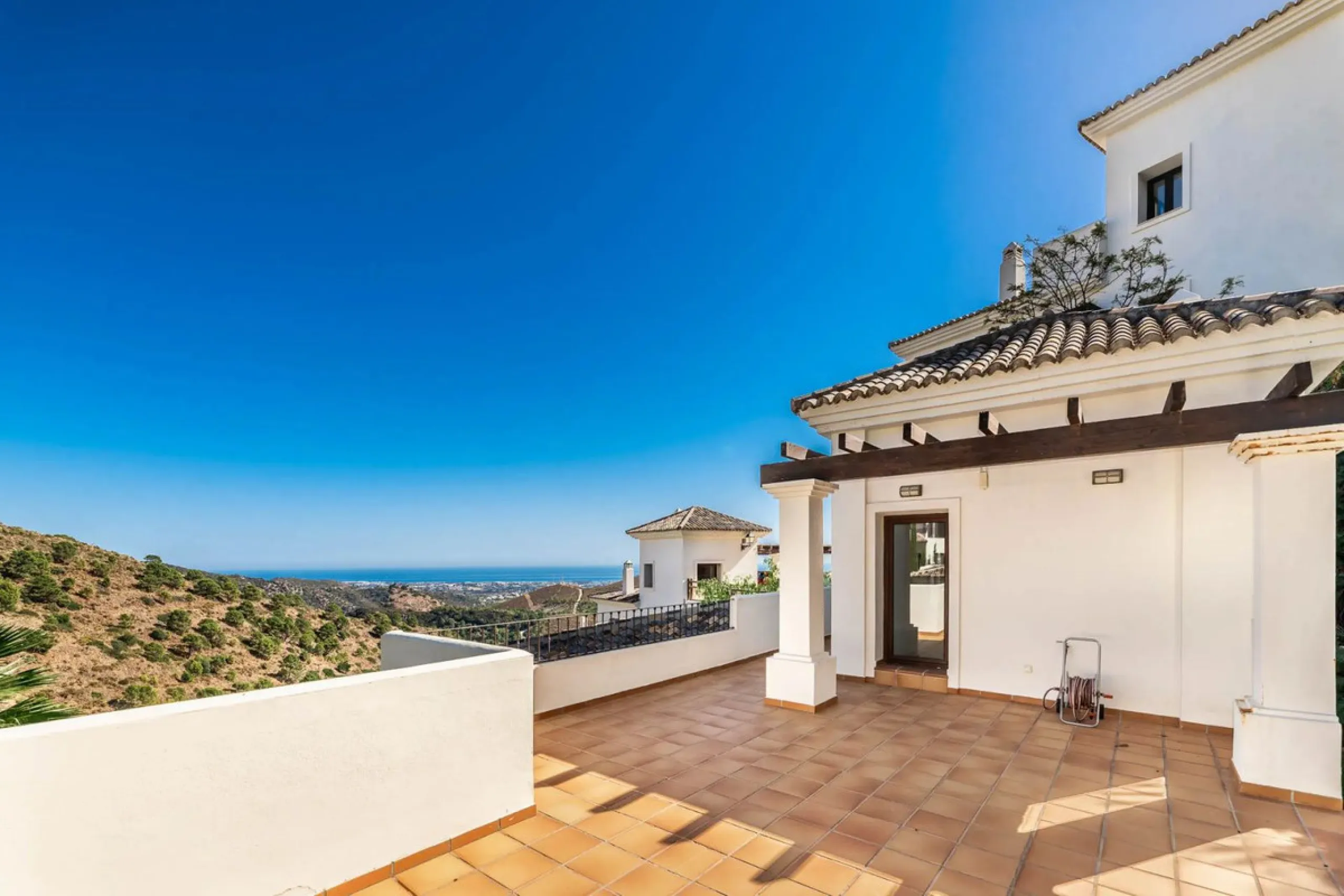 Five-bedroom villa for sale in the exclusive Benahavis Country Club area, with sea and mountain views. Expect the spectacular views and privacy, surrounded by the comforts of the Country Club. The property resides in Benahavis, which is just 10 minutes fr