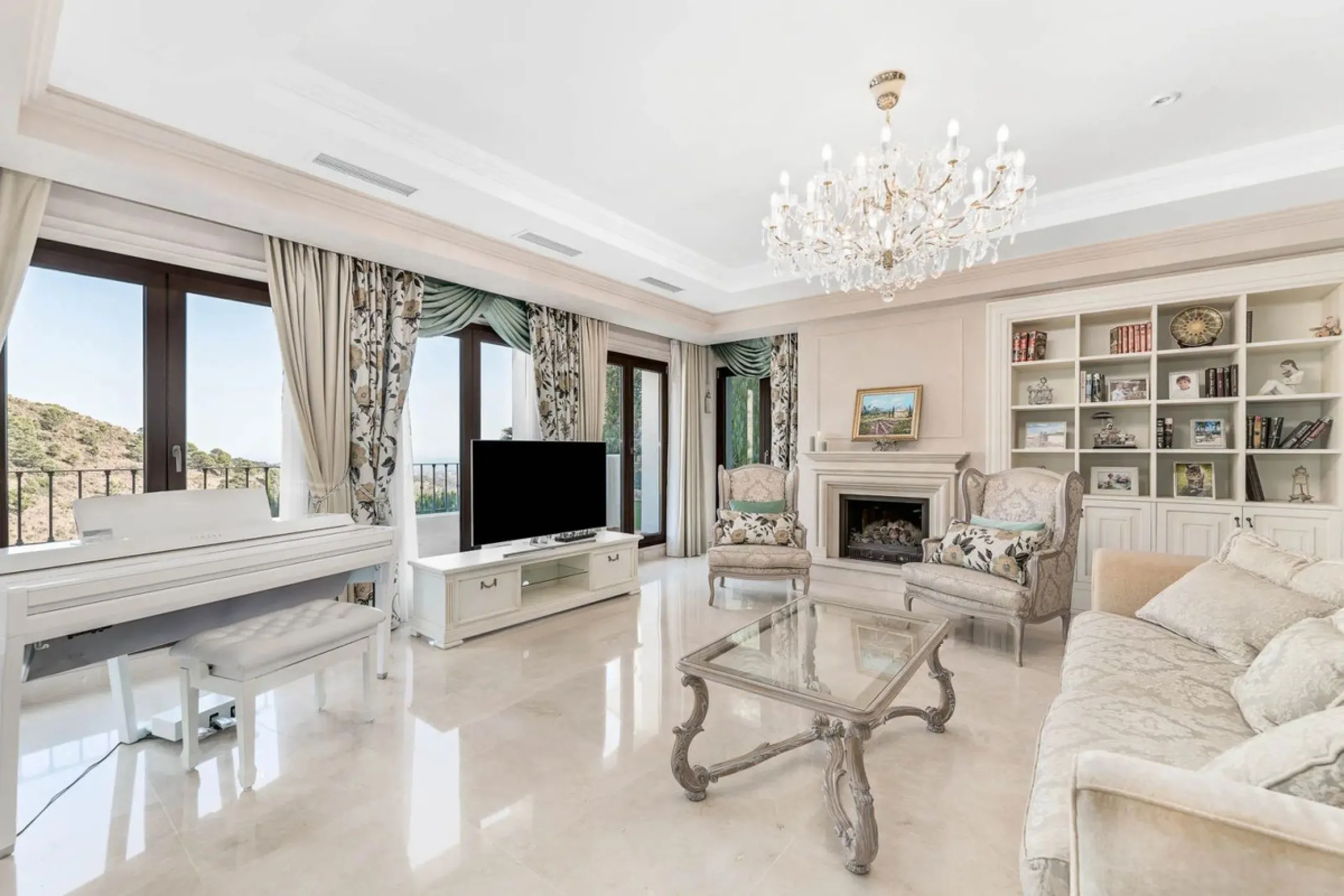 Five-bedroom villa for sale in the exclusive Benahavis Country Club area, with sea and mountain views. Expect the spectacular views and privacy, surrounded by the comforts of the Country Club. The property resides in Benahavis, which is just 10 minutes fr