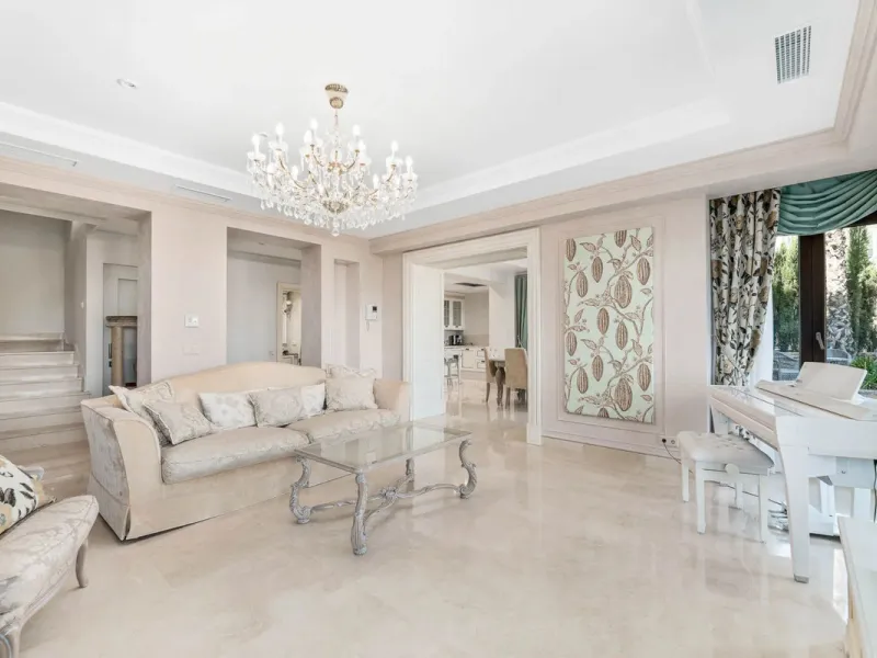 Five-bedroom villa for sale in the exclusive Benahavis Country Club area, with sea and mountain views. Expect the spectacular views and privacy, surrounded by the comforts of the Country Club. The property resides in Benahavis, which is just 10 minutes fr